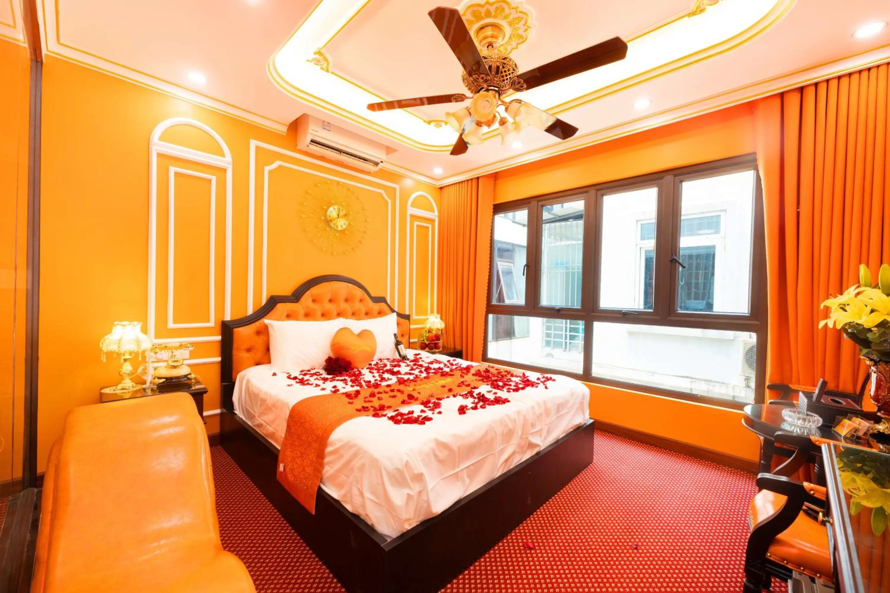 Bed in King's Hotel Linh Đàm 1