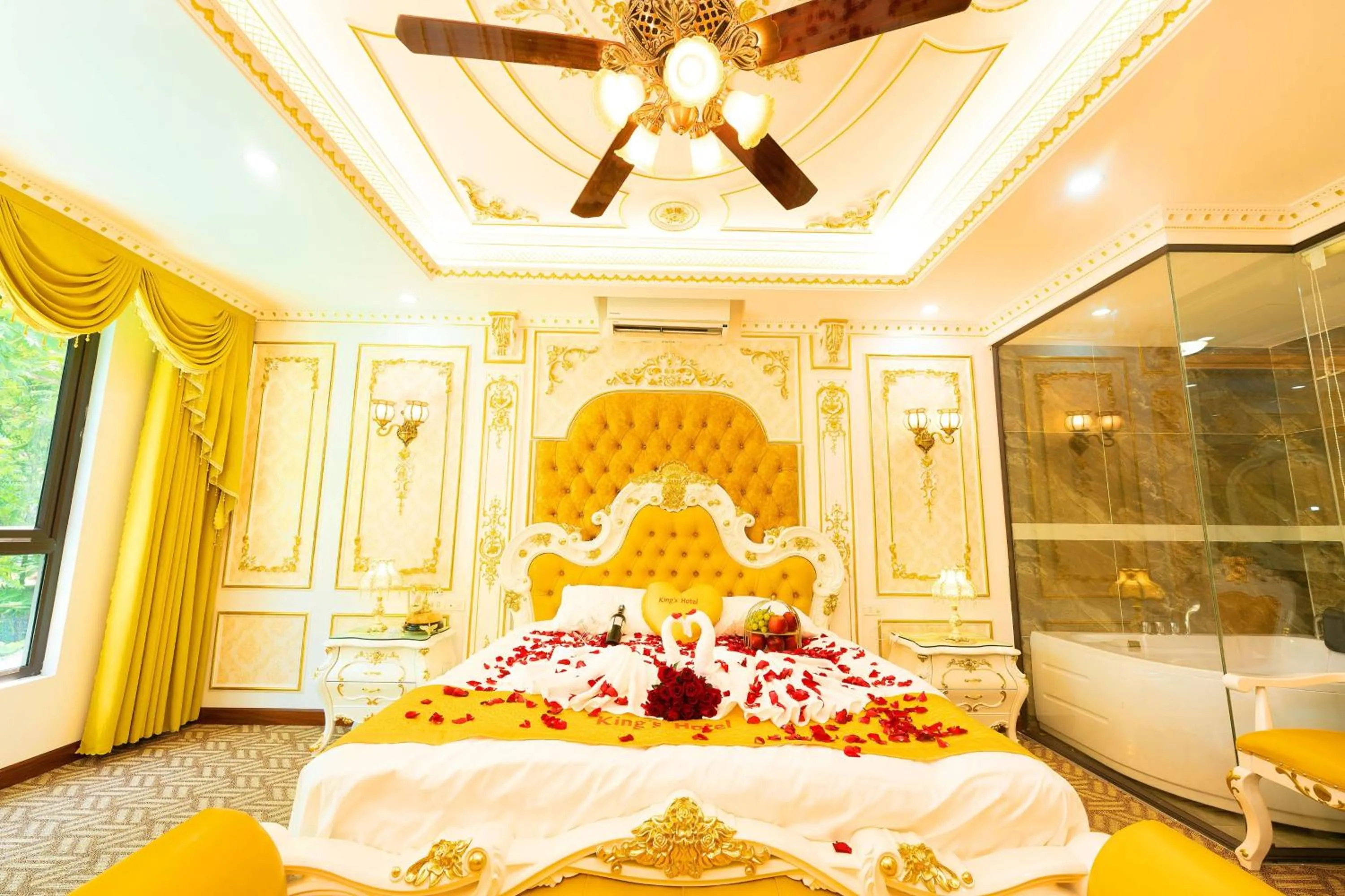 Bed in King's Hotel Linh Đàm 1