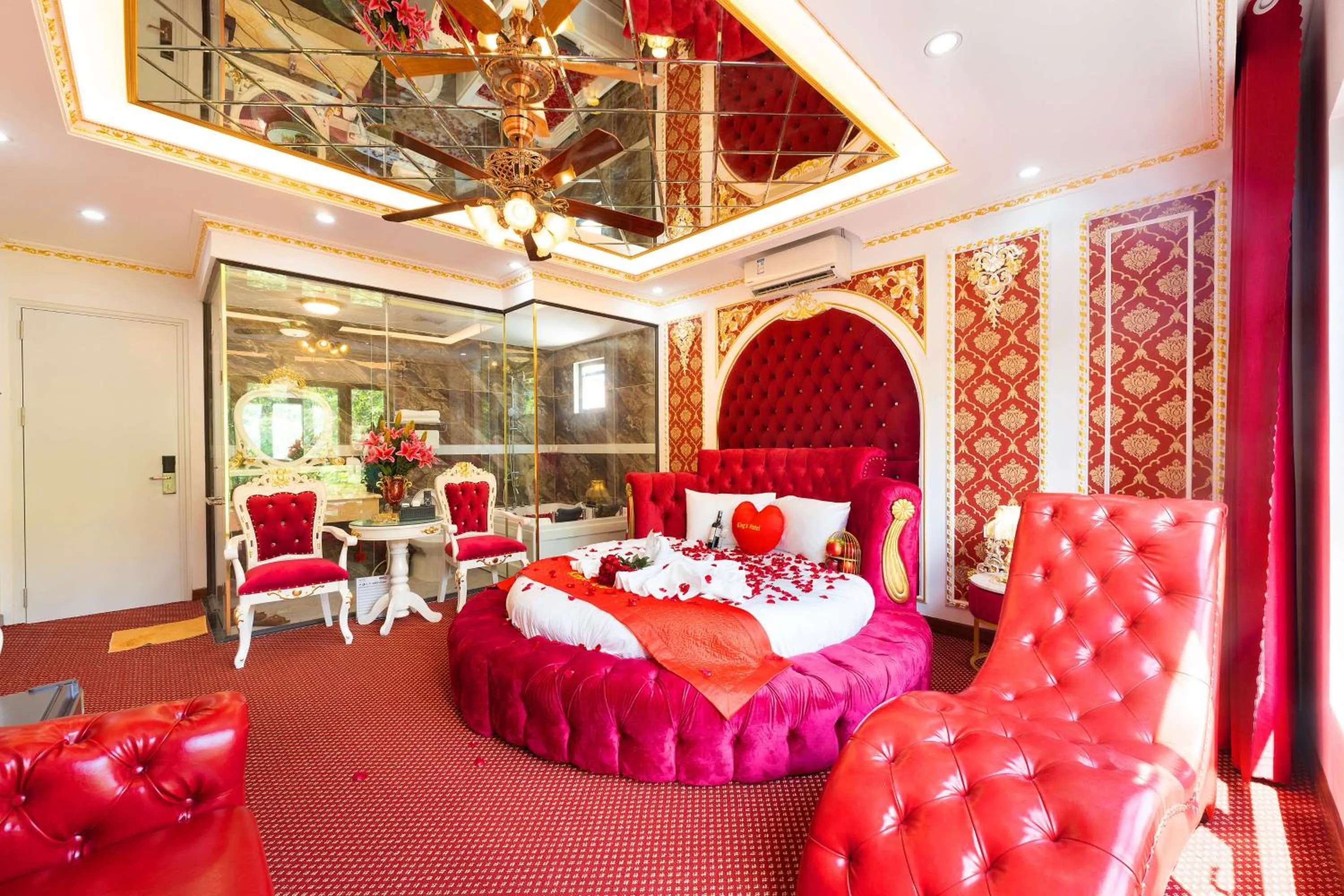 Bed in King's Hotel Linh Đàm 1