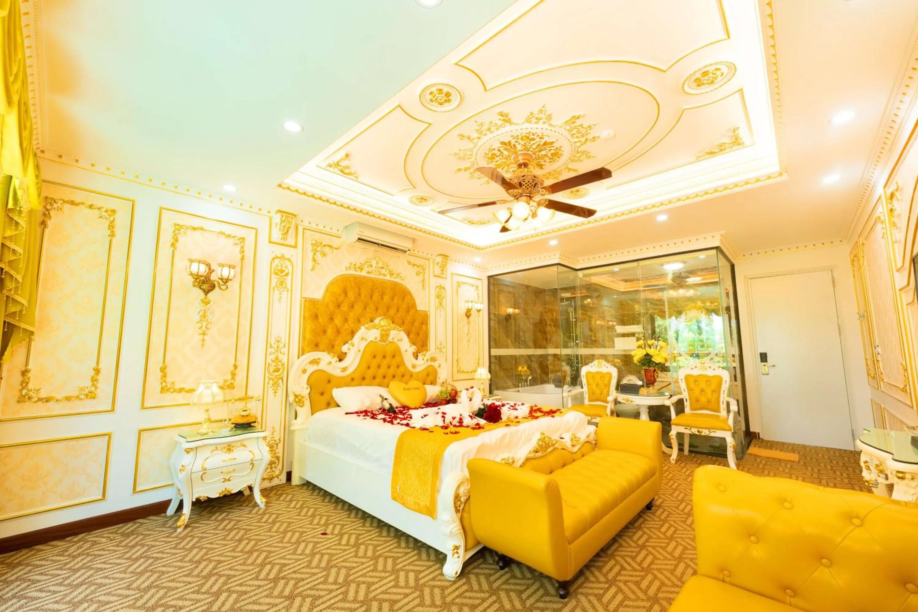 Bed in King's Hotel Linh Đàm 1