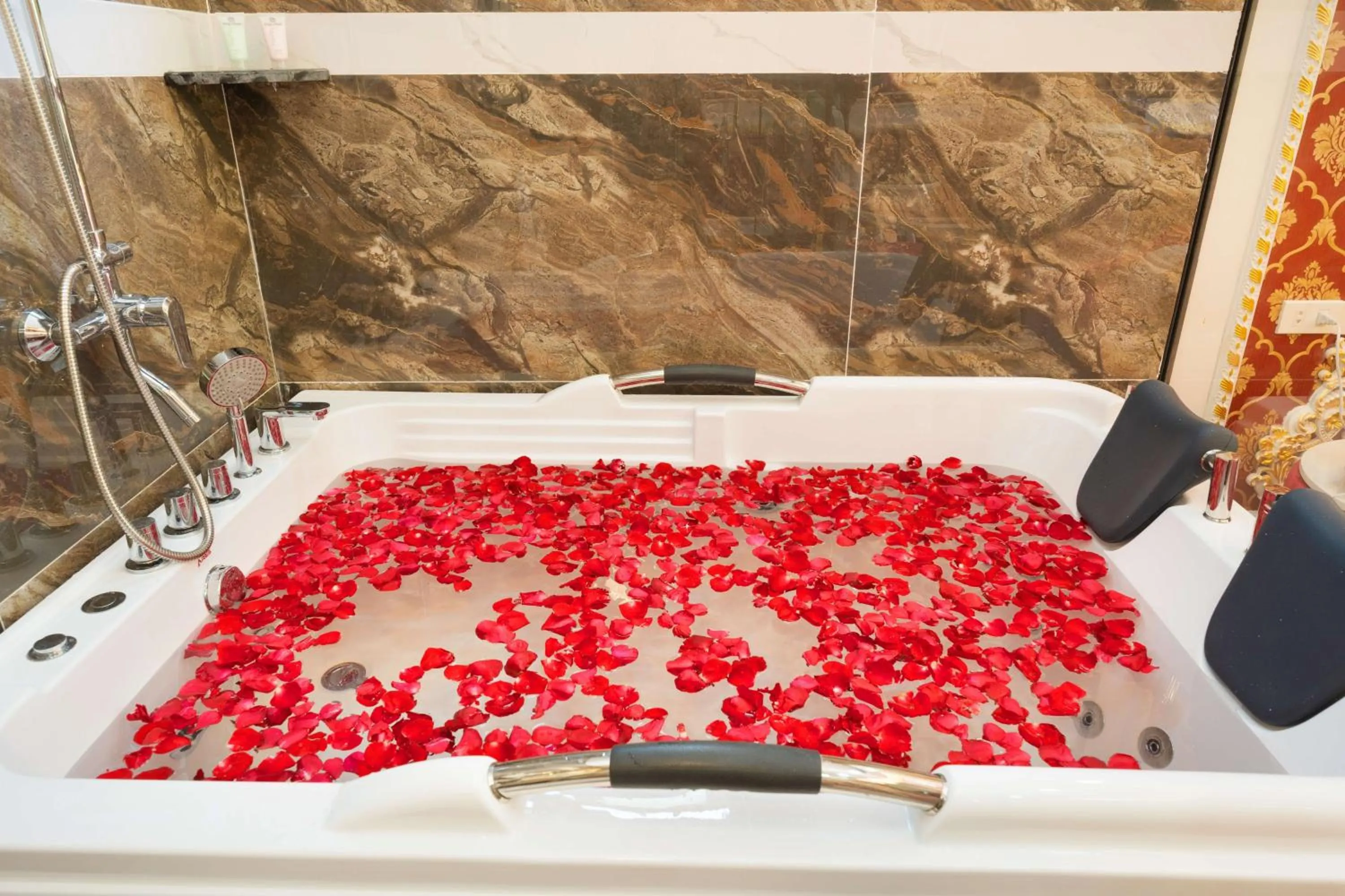 King's Hotel Linh Đàm 1