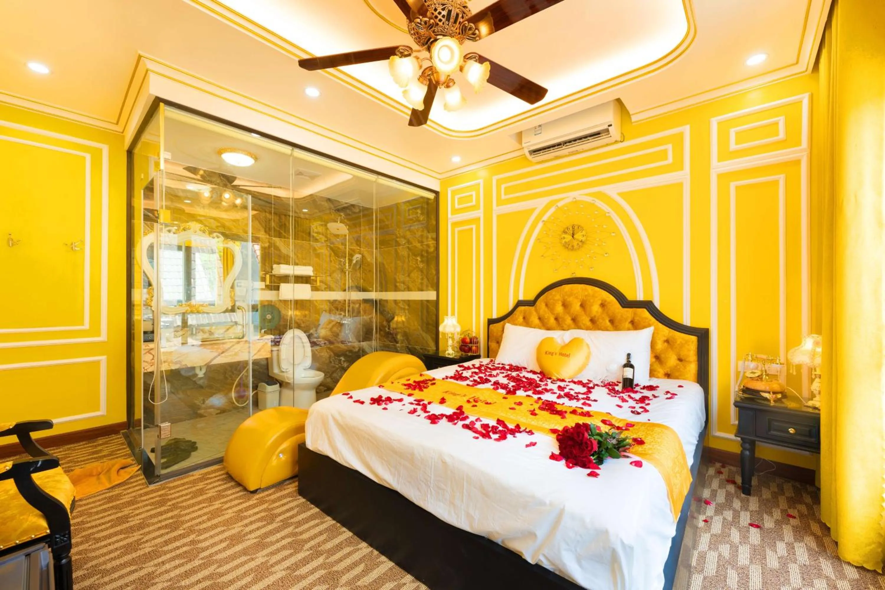 Bed in King's Hotel Linh Đàm 1