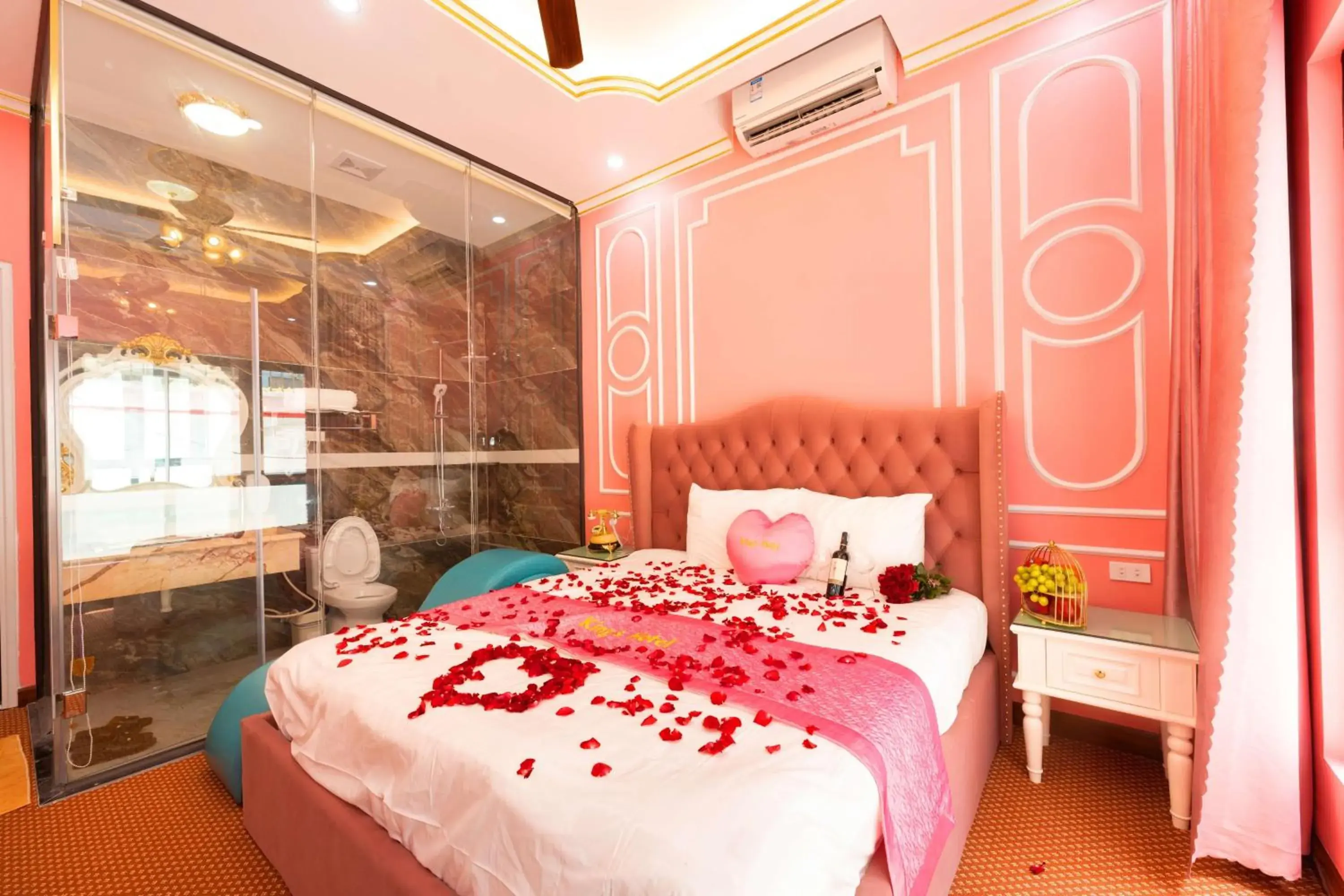 Standard Double Room in King's Hotel Linh Đàm 1 Standard Double Room in King's Hotel Linh Đàm 1