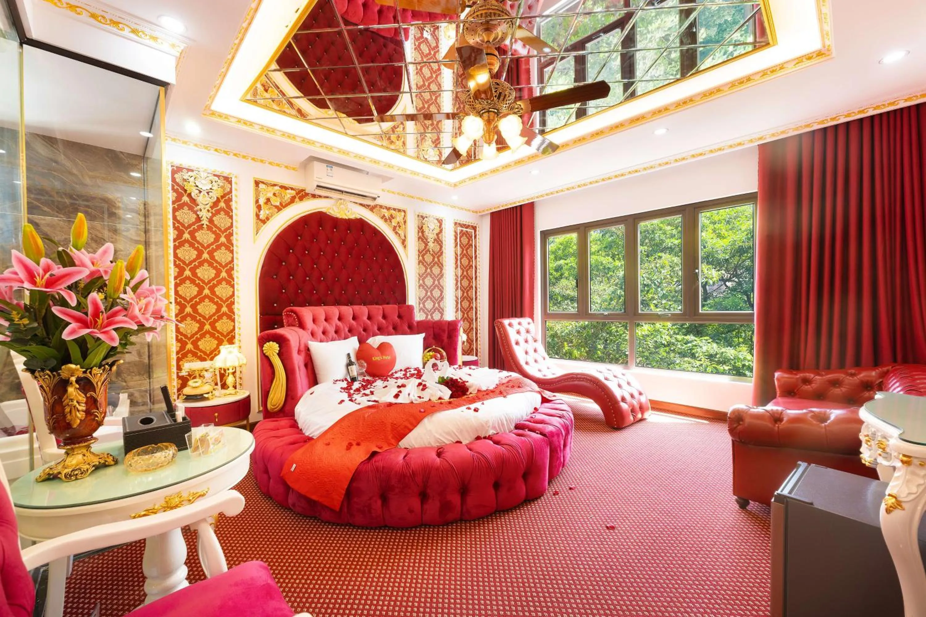 Bed in King's Hotel Linh Đàm 1