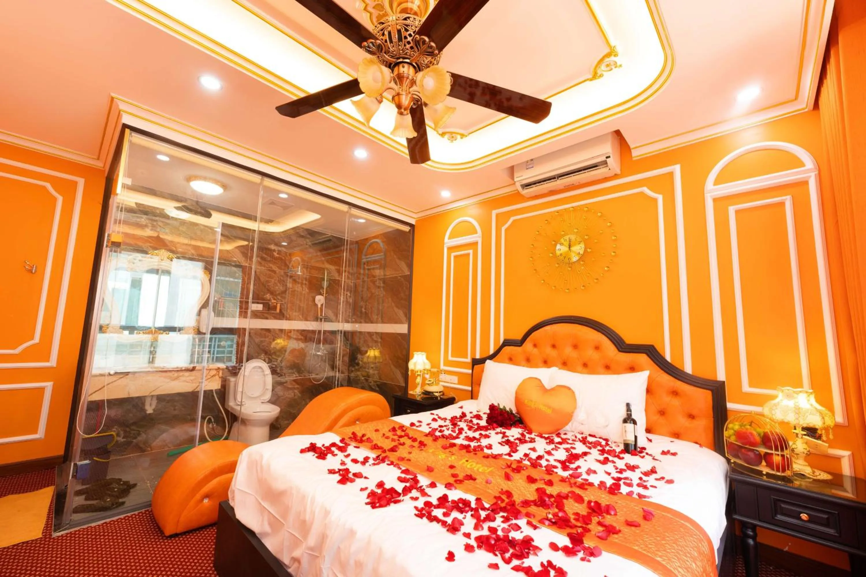 Bed in King's Hotel Linh Đàm 1