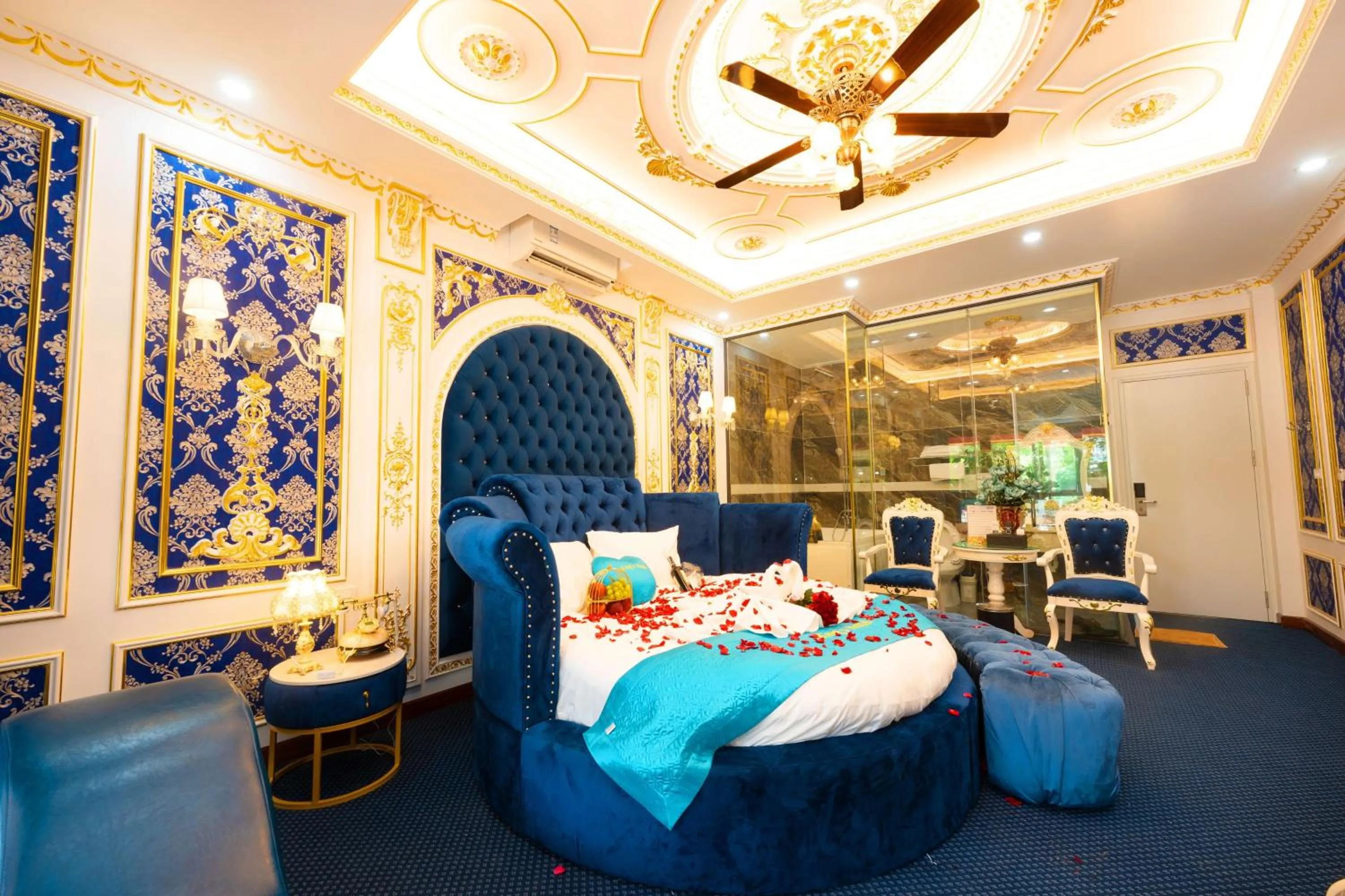 Bed in King's Hotel Linh Đàm 1