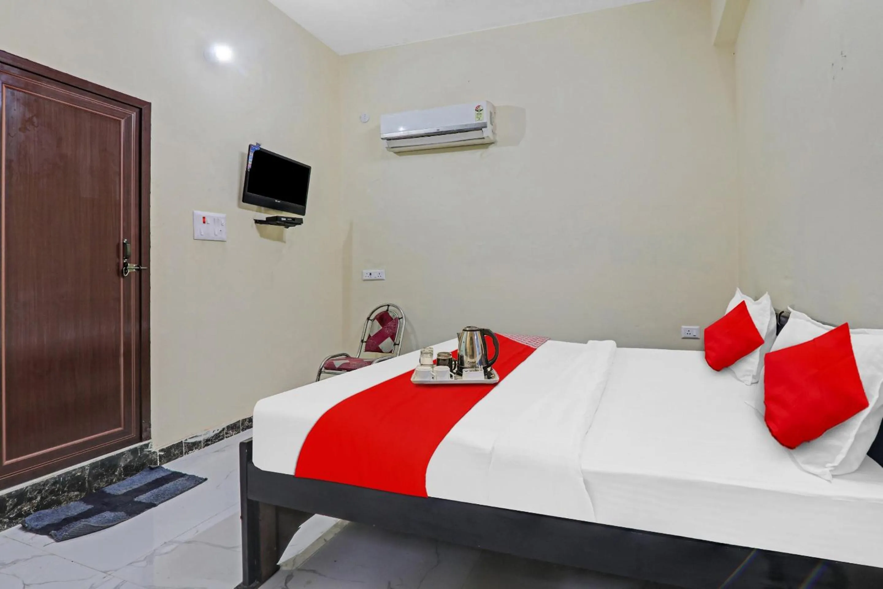Bedroom, Bed in Hotel O by OYO Sunrise Inn