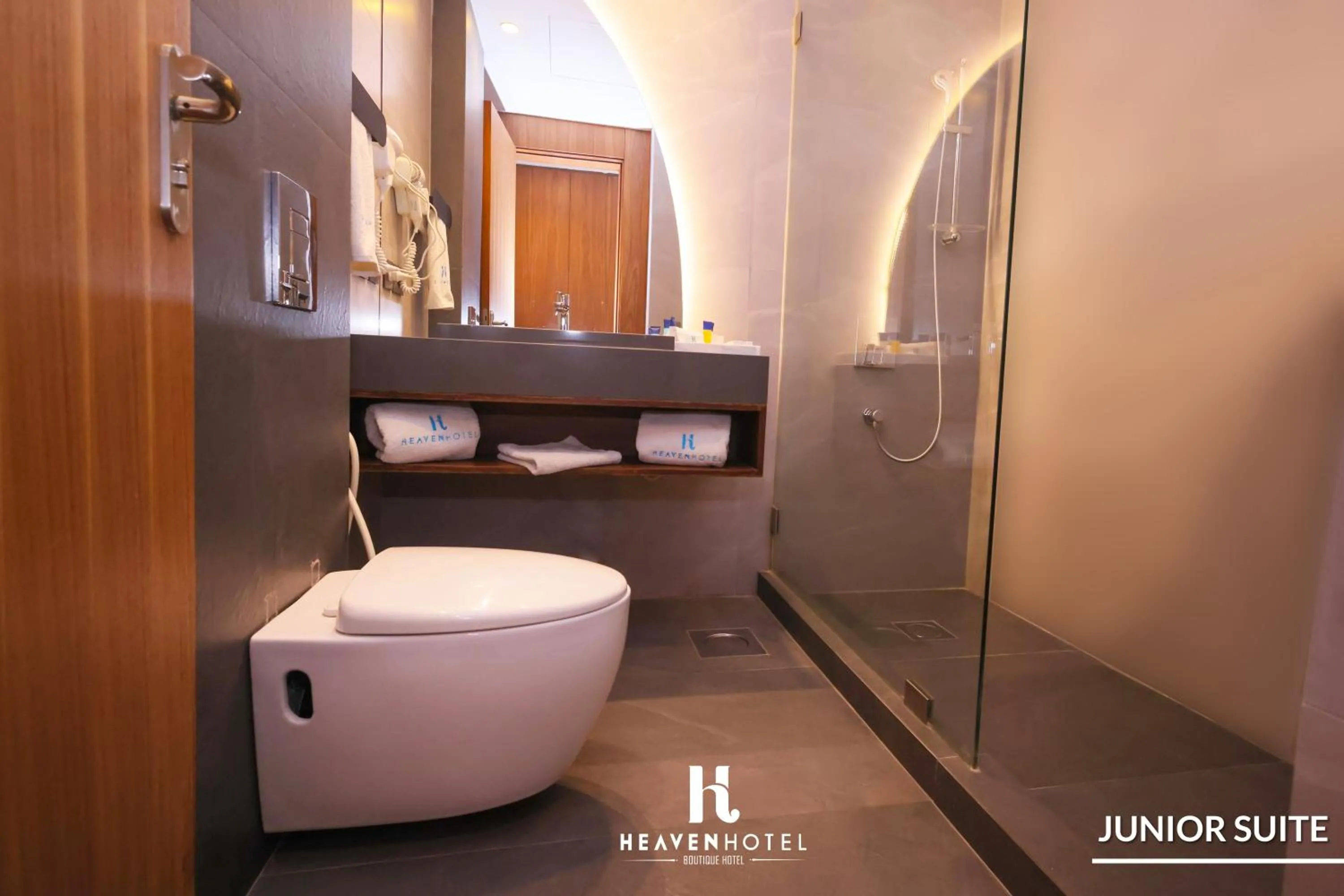 Toilet in Heaven Prestige Hotel