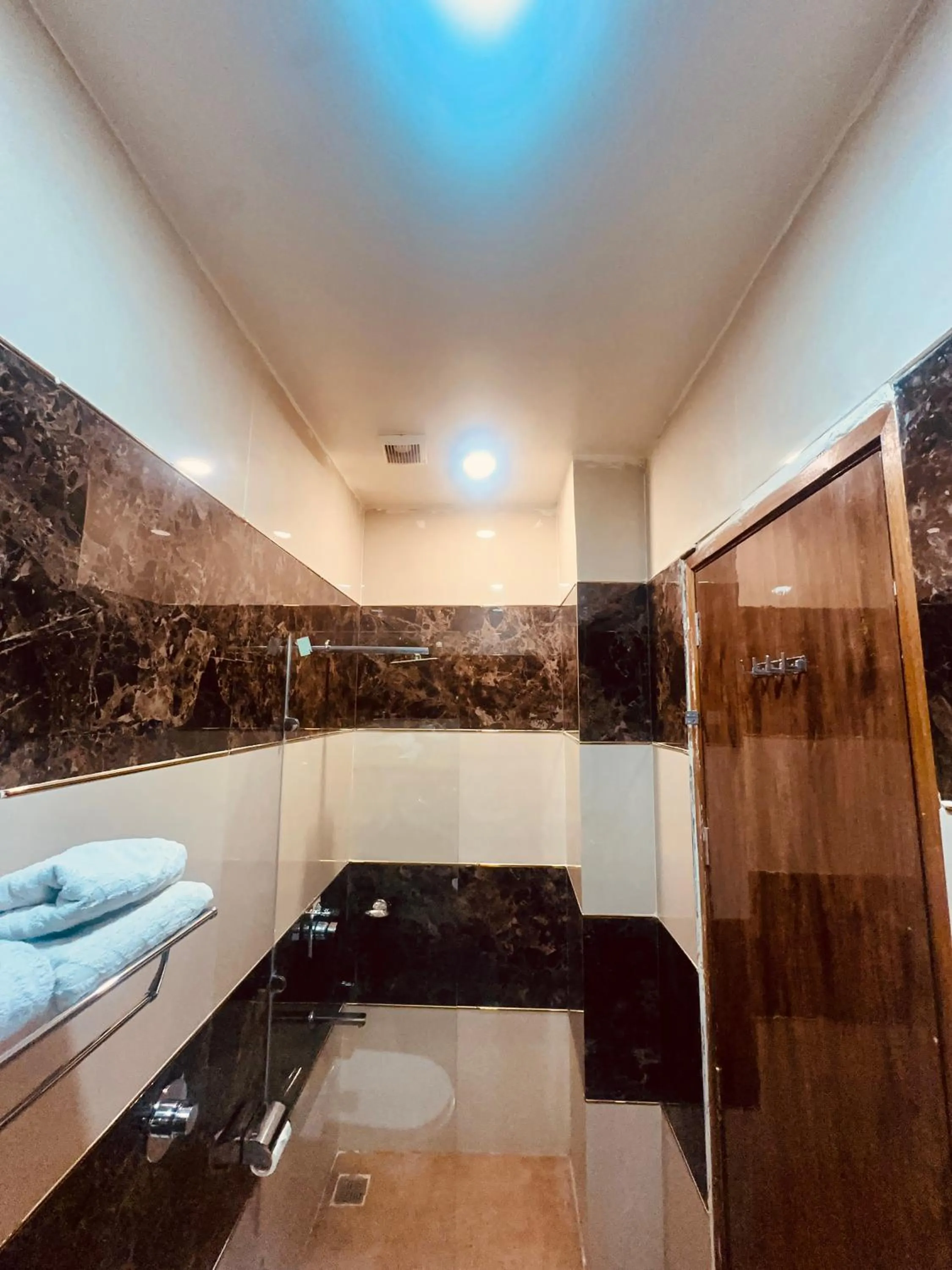 Bathroom in Comfort Hotel Amritsar by Choice Hotels
