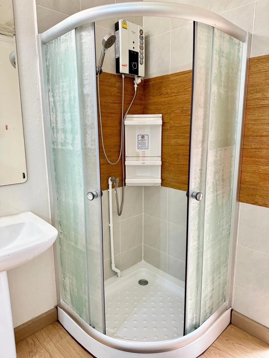 Shower in Marc Hotel Maesai