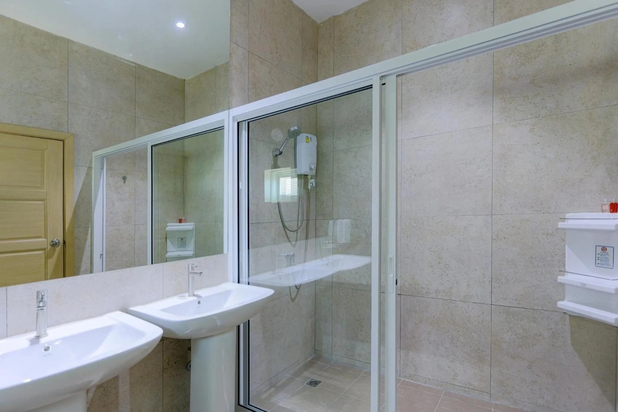 Shower in Marc Hotel Maesai