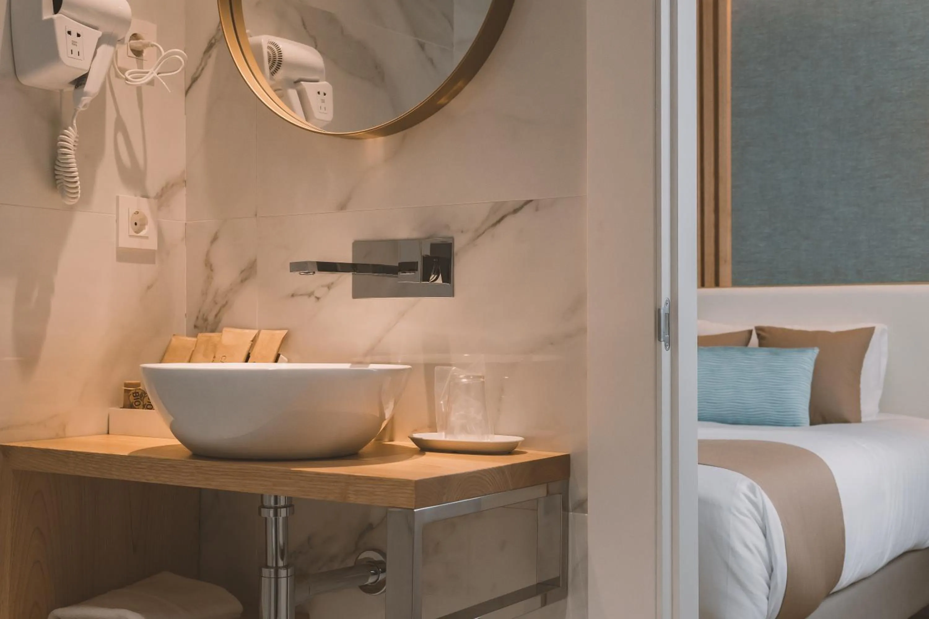 Photo of the whole room, Bed in HOTEL CANDOR