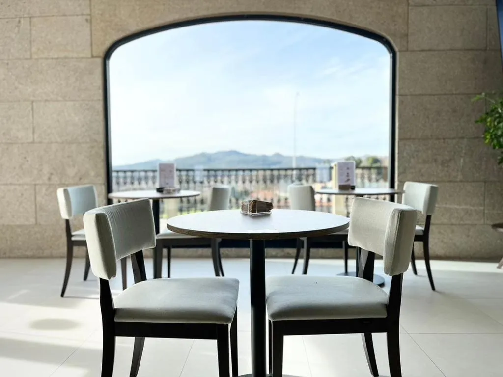 Restaurant/places to eat in HOTEL CANDOR