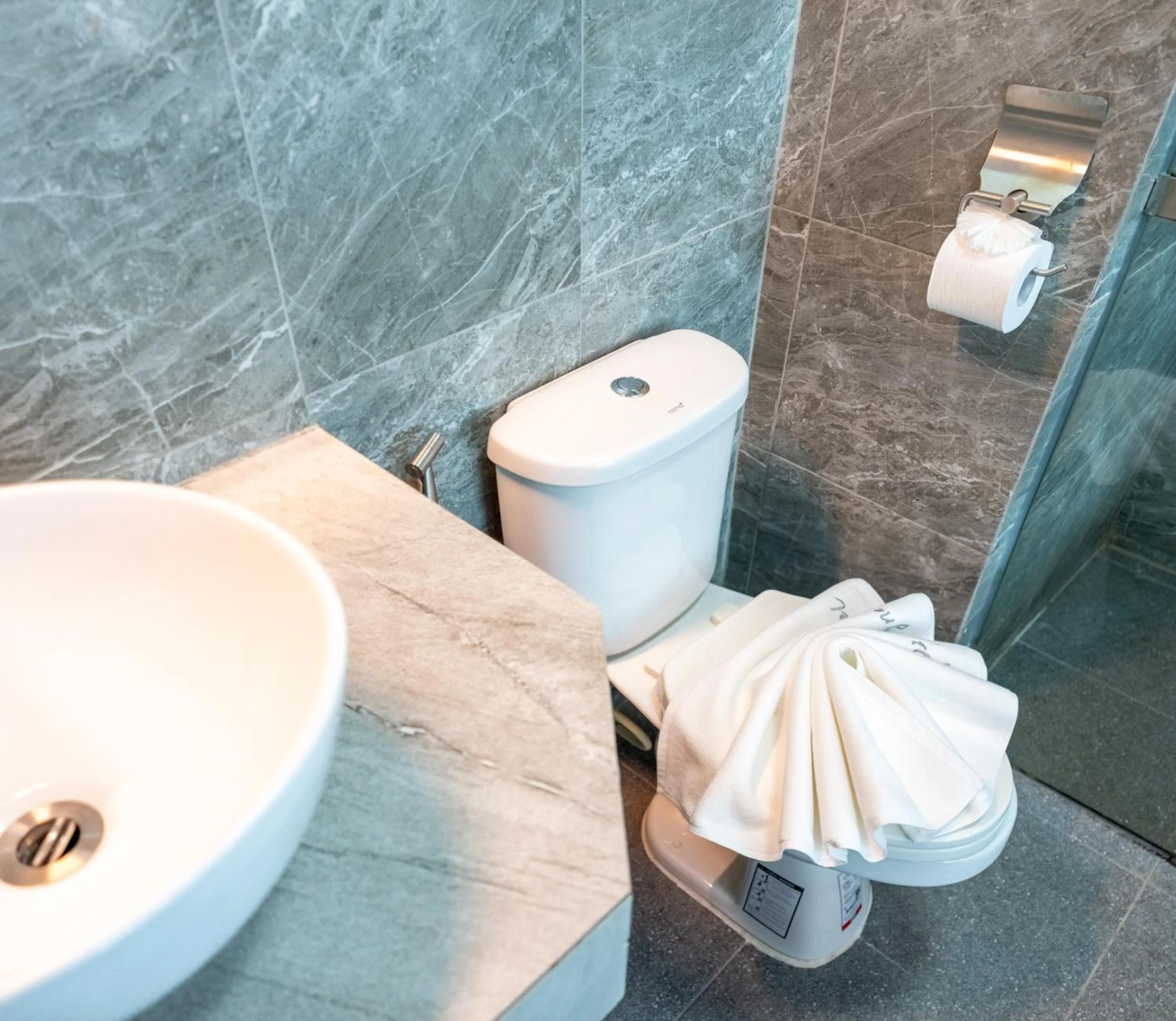 Toilet in Meow Cat Cafe & Hotel