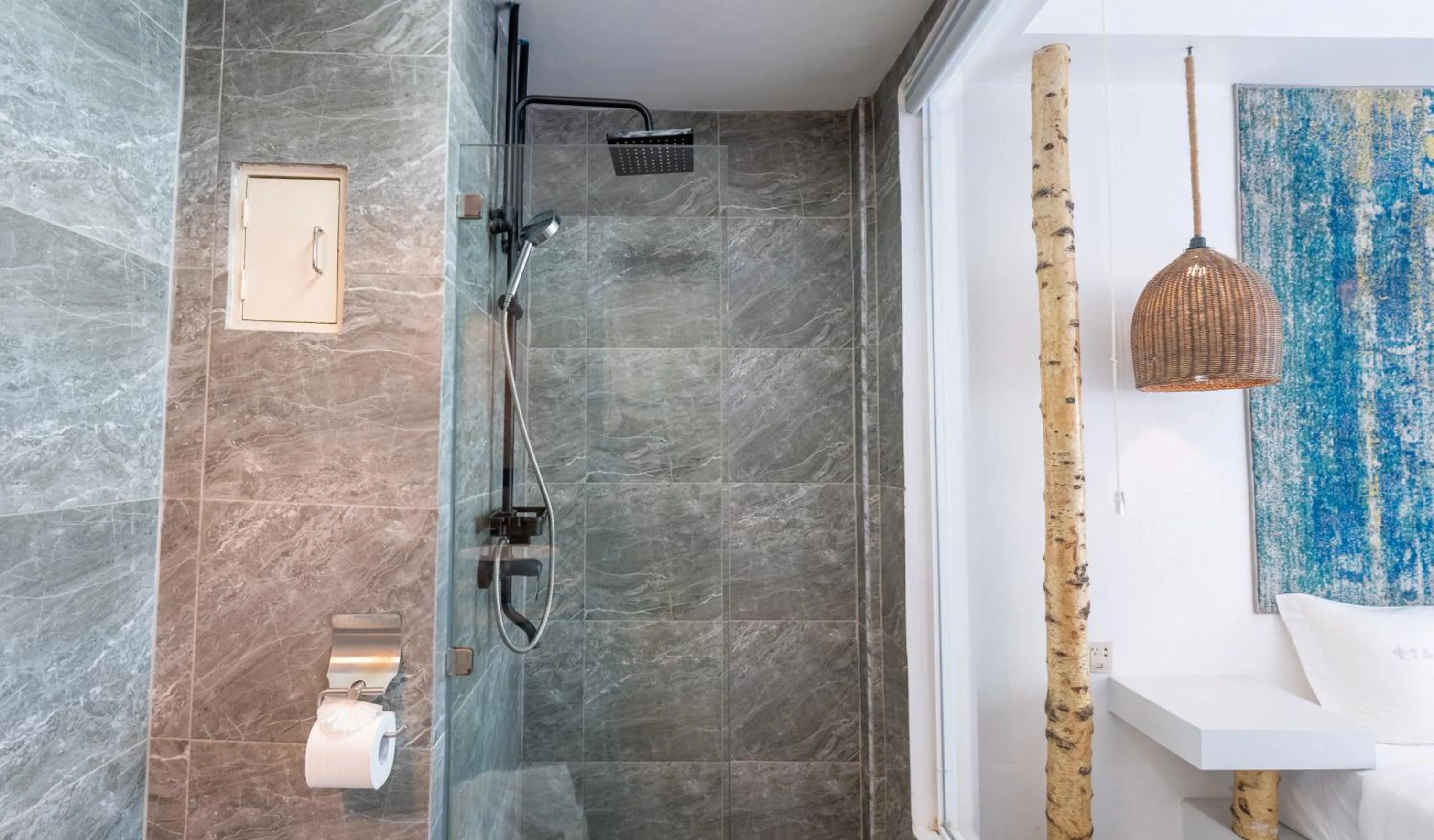 Shower in Meow Cat Cafe & Hotel