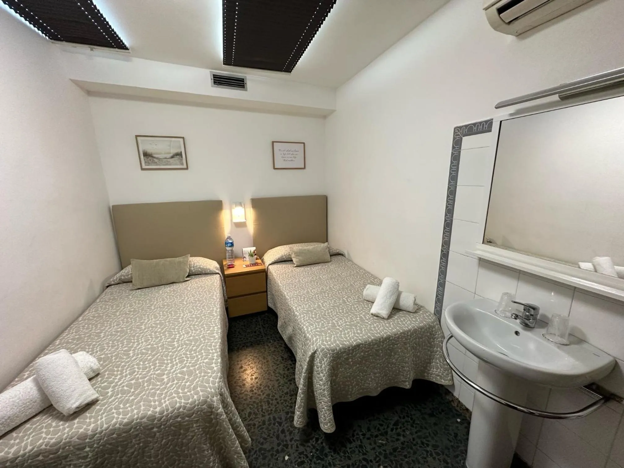 Bedroom, Bed in Hostal Alogar