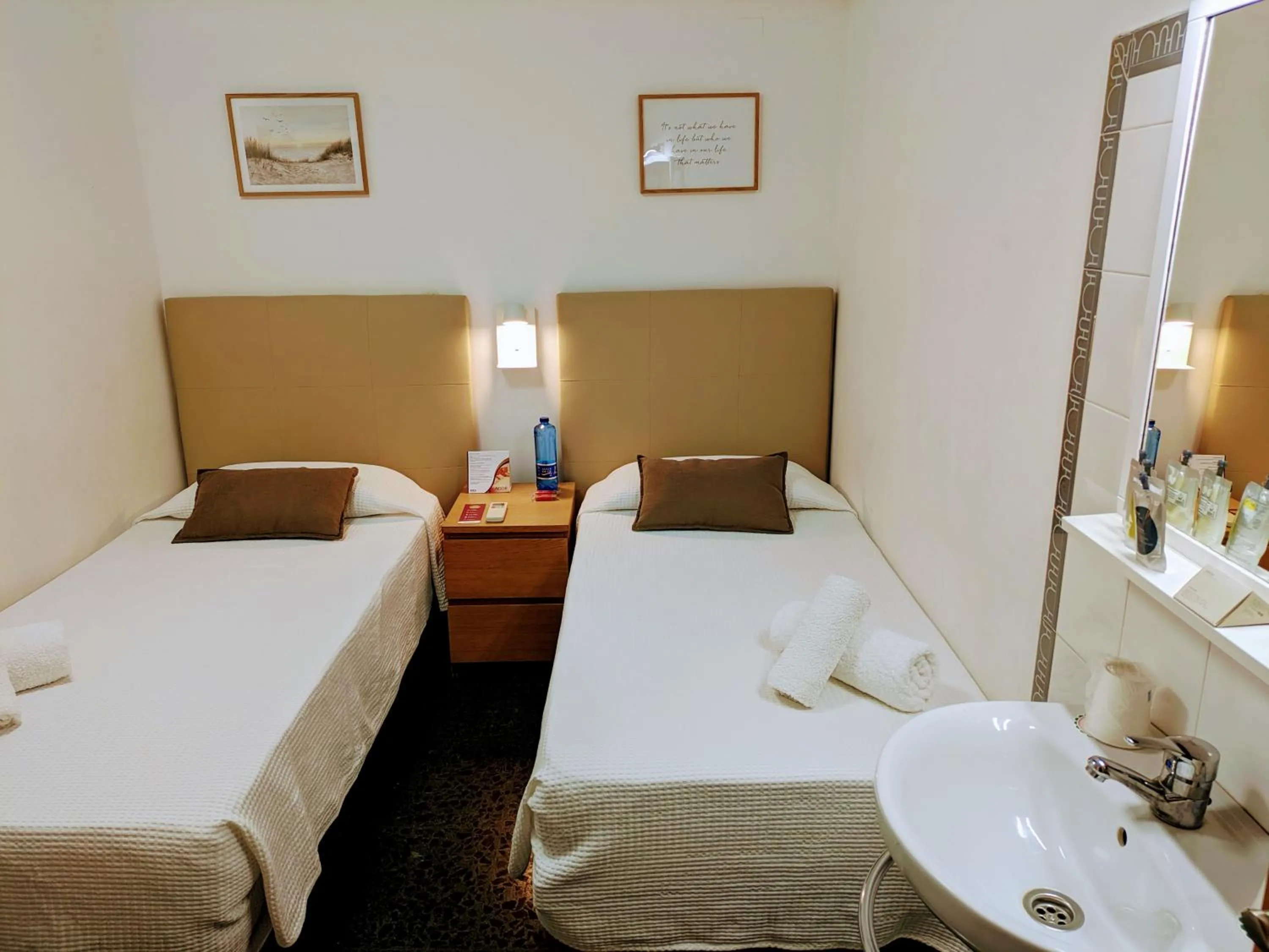 Photo of the whole room, Bed in Hostal Alogar