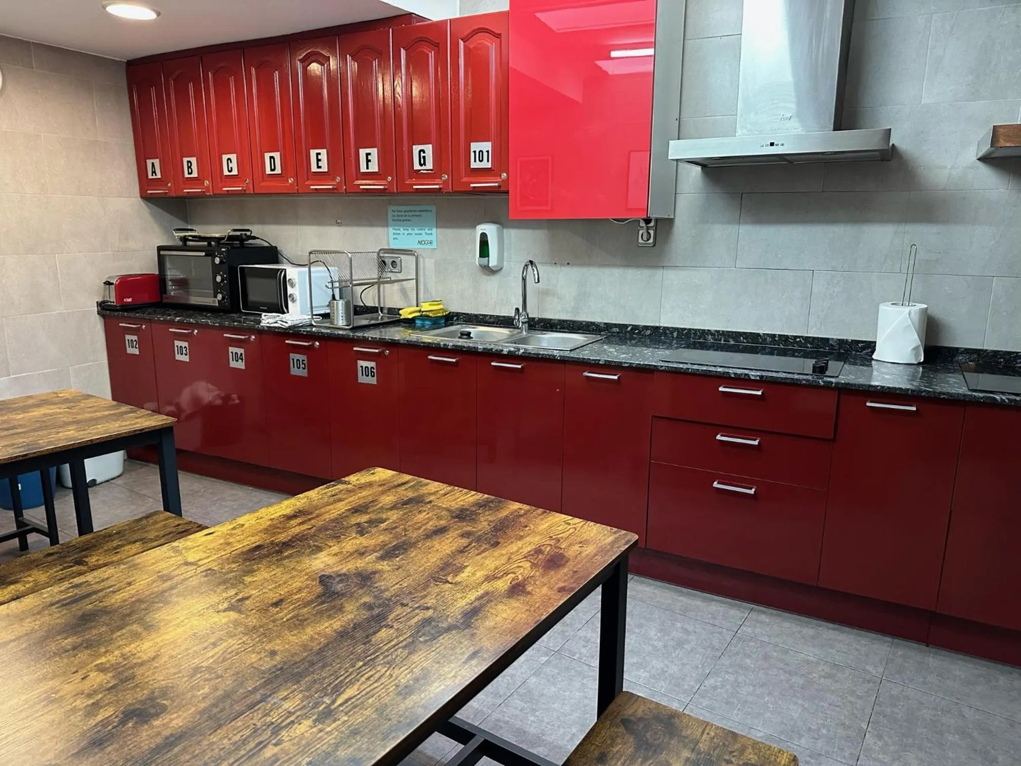 Communal kitchen in Hostal Alogar