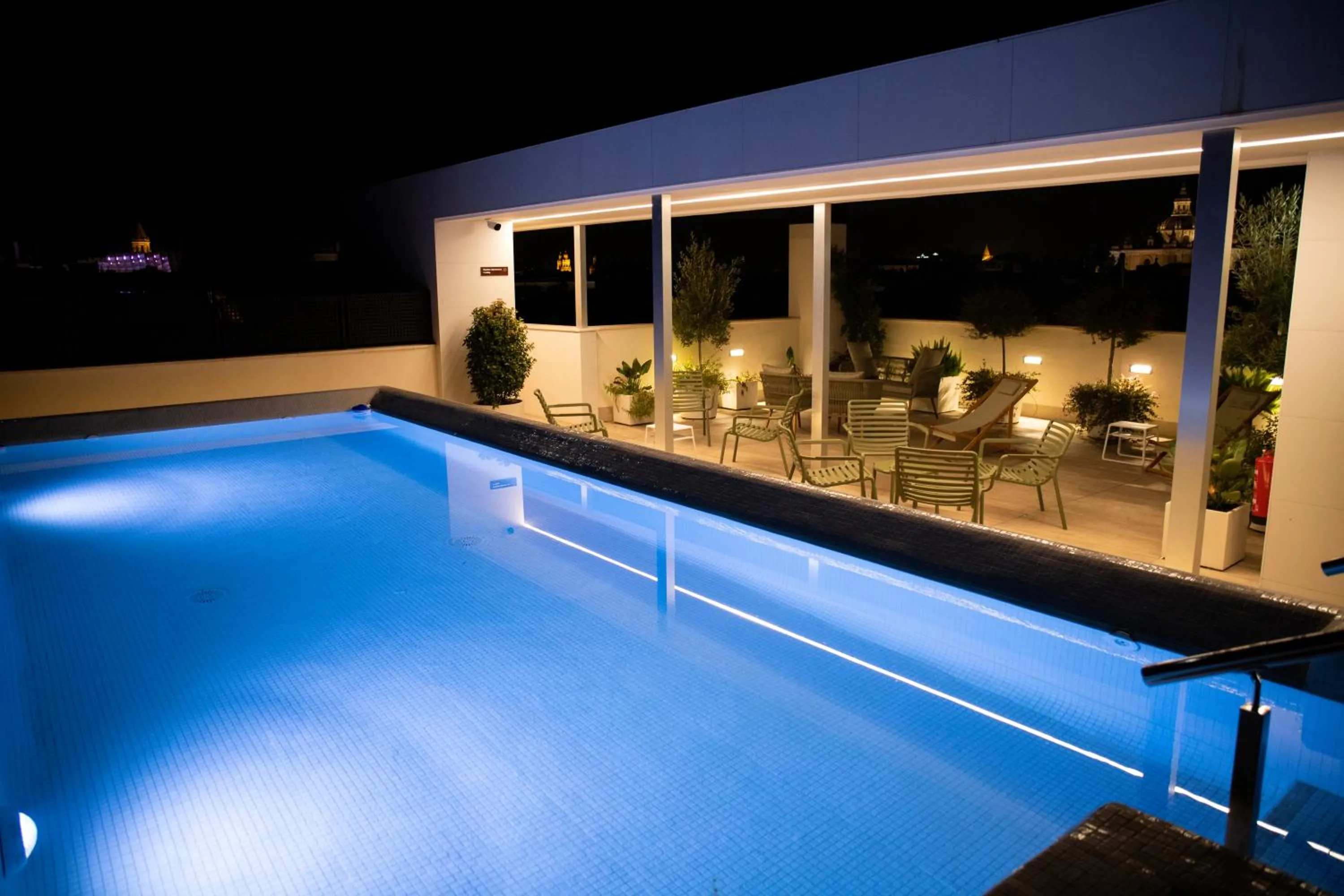 Swimming pool in nQn Aparts & Suites Sevilla