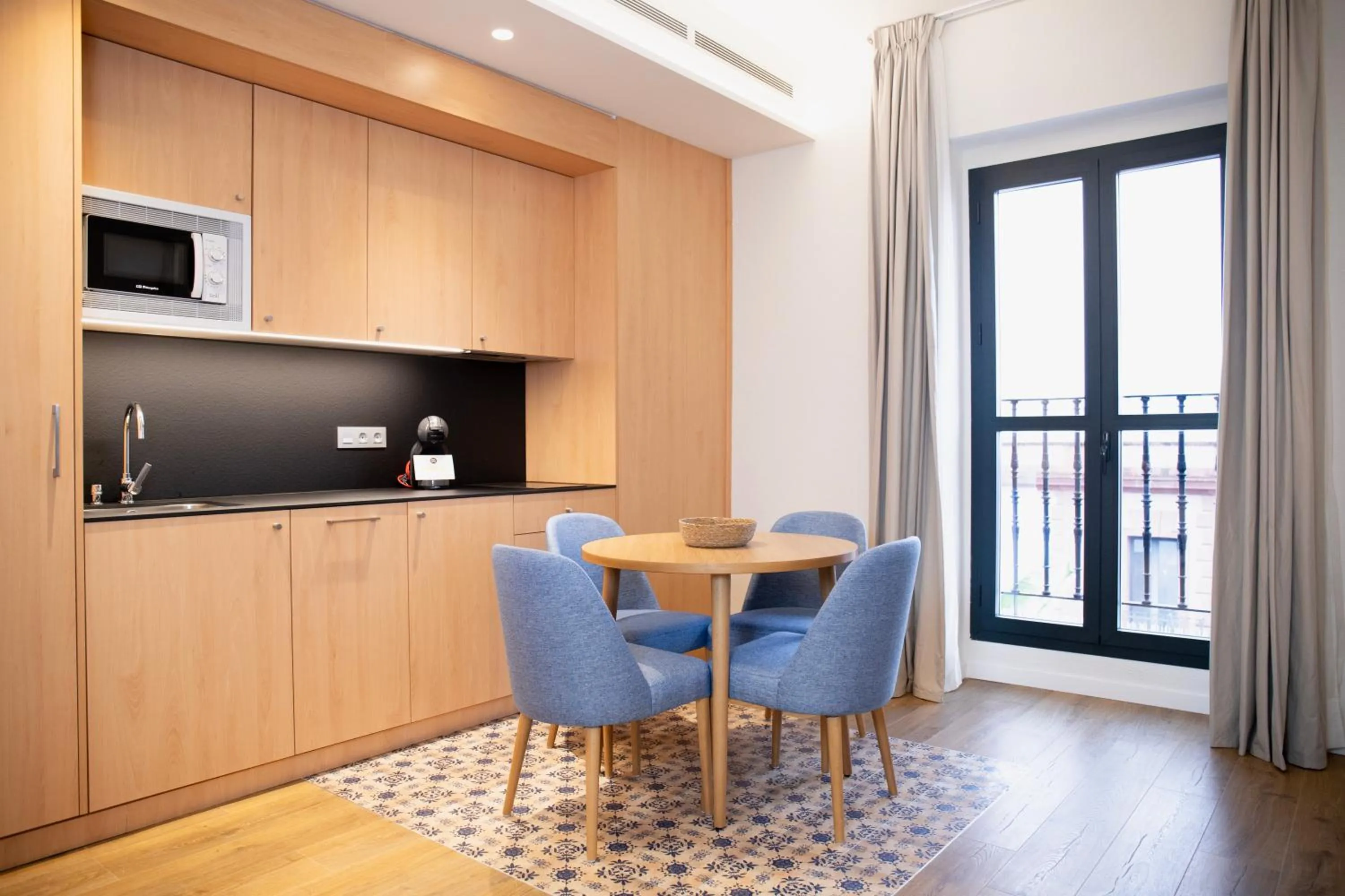 Kitchen or kitchenette in nQn Aparts & Suites Sevilla