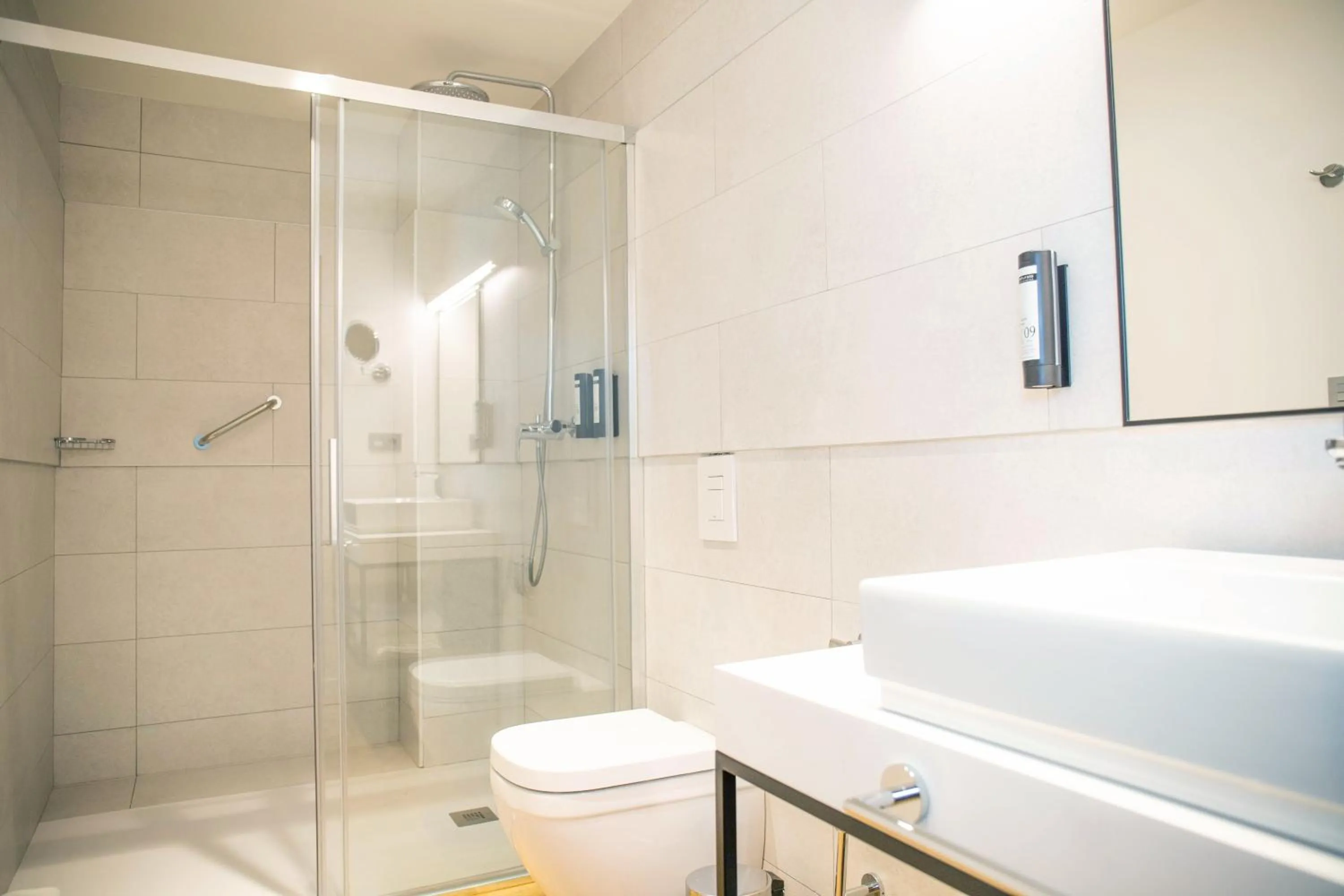 Shower in nQn Aparts & Suites Sevilla