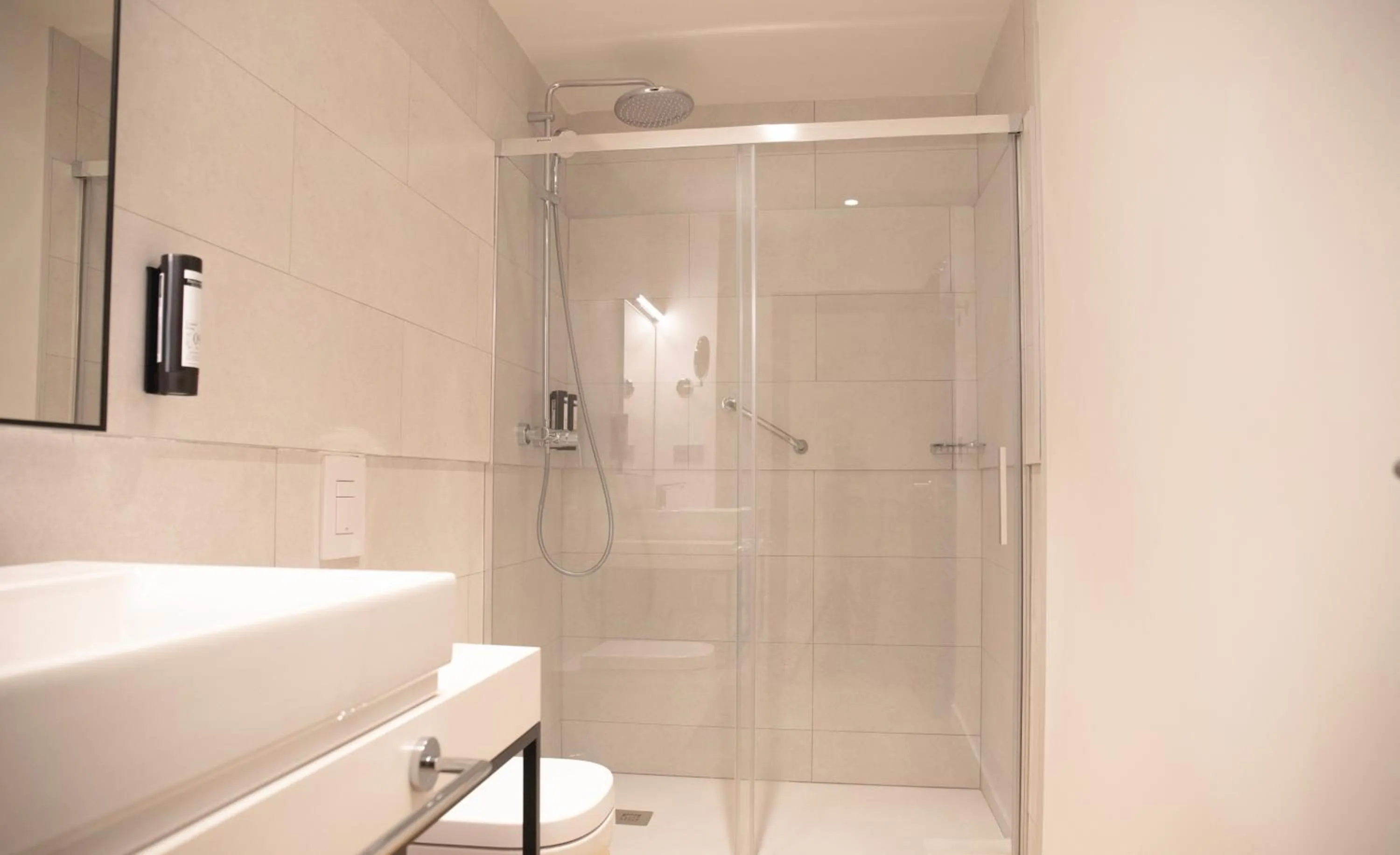 Shower in nQn Aparts & Suites Sevilla