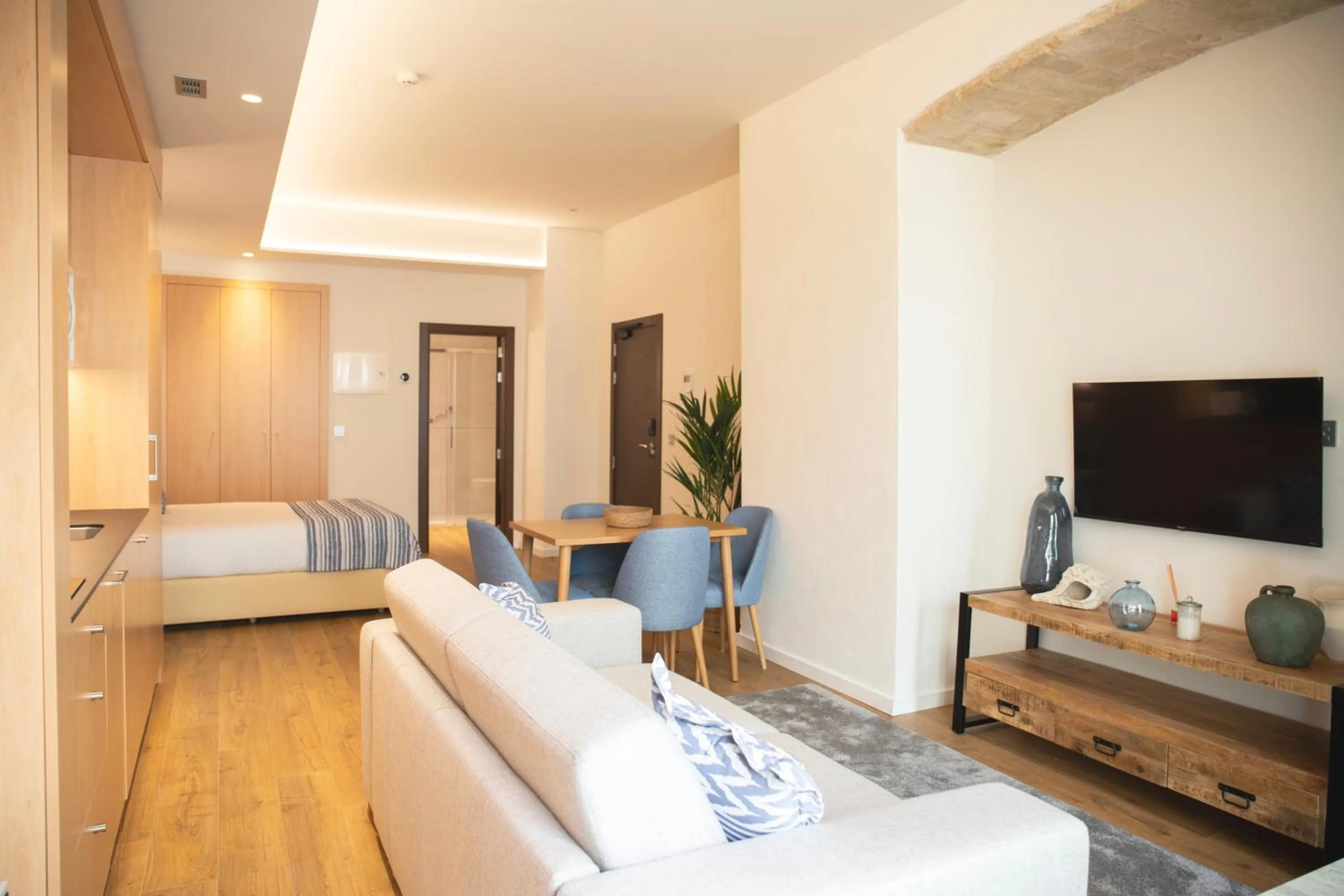 Communal lounge/ TV room, Bed in nQn Aparts & Suites Sevilla