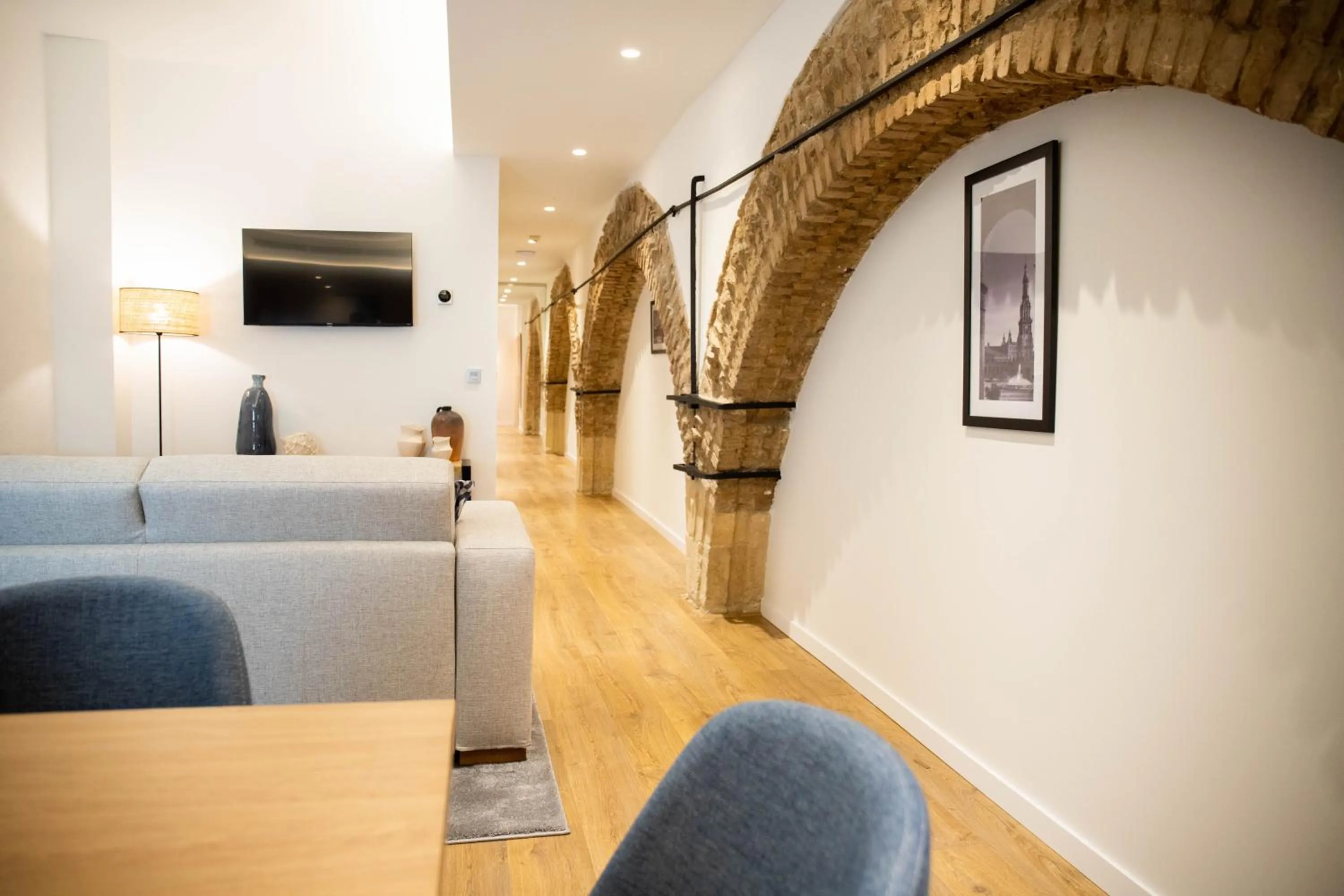 TV and multimedia in nQn Aparts & Suites Sevilla