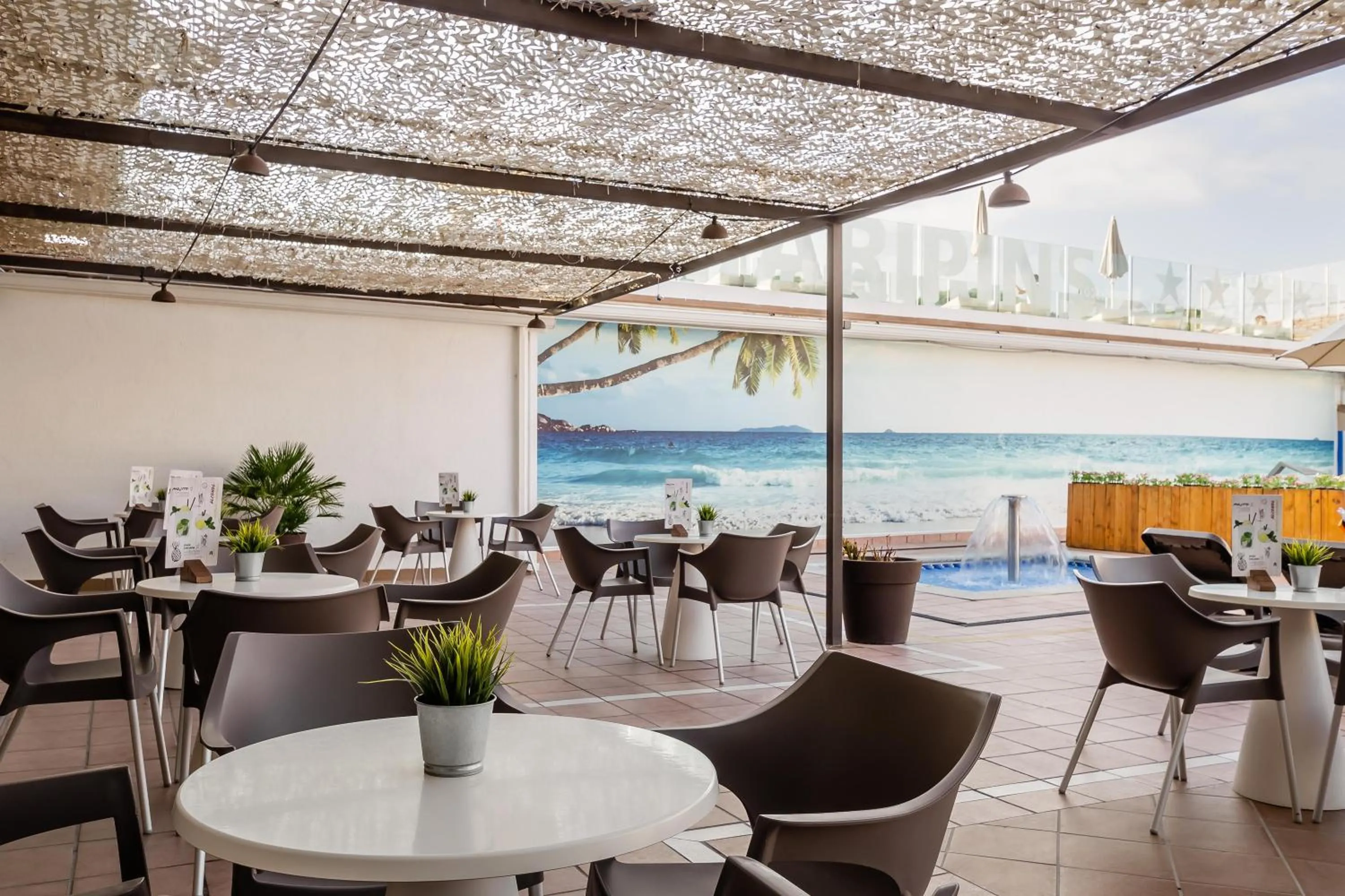 Lounge or bar in ALEGRIA Maripins