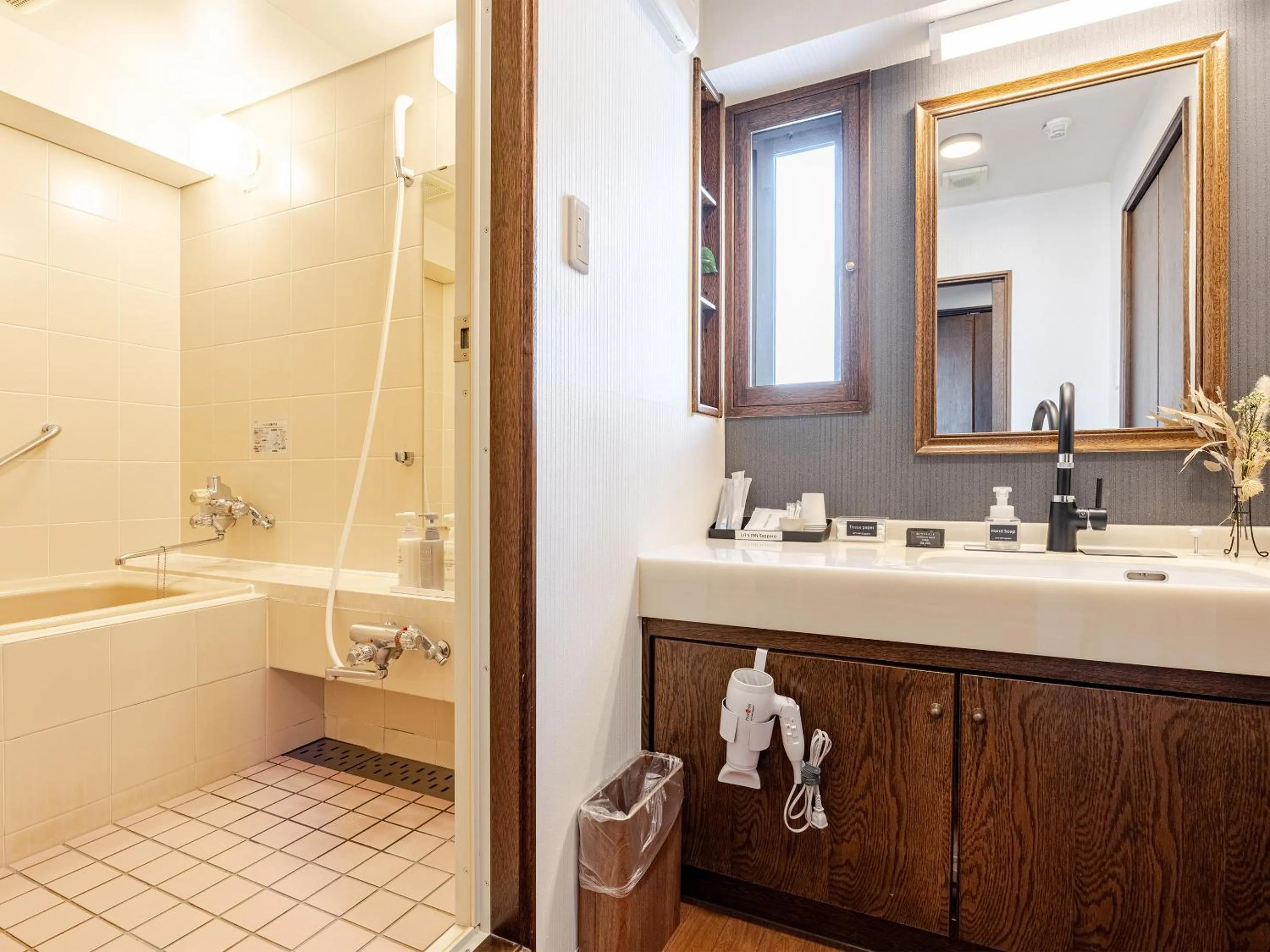 Shower in LIT’S INN Sapporo