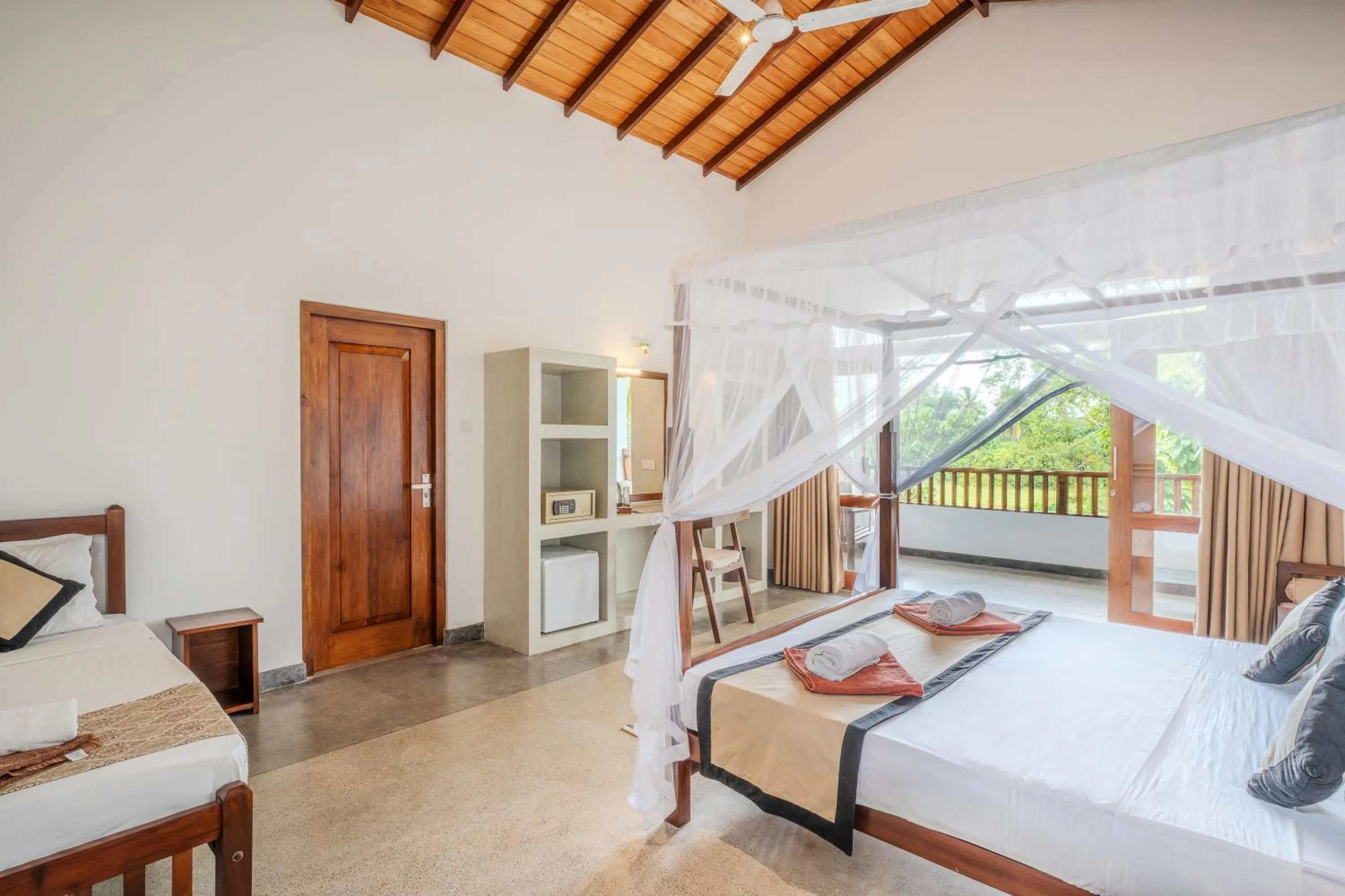 Bedroom, Bed in Serenity Boutique - Unawatuna
