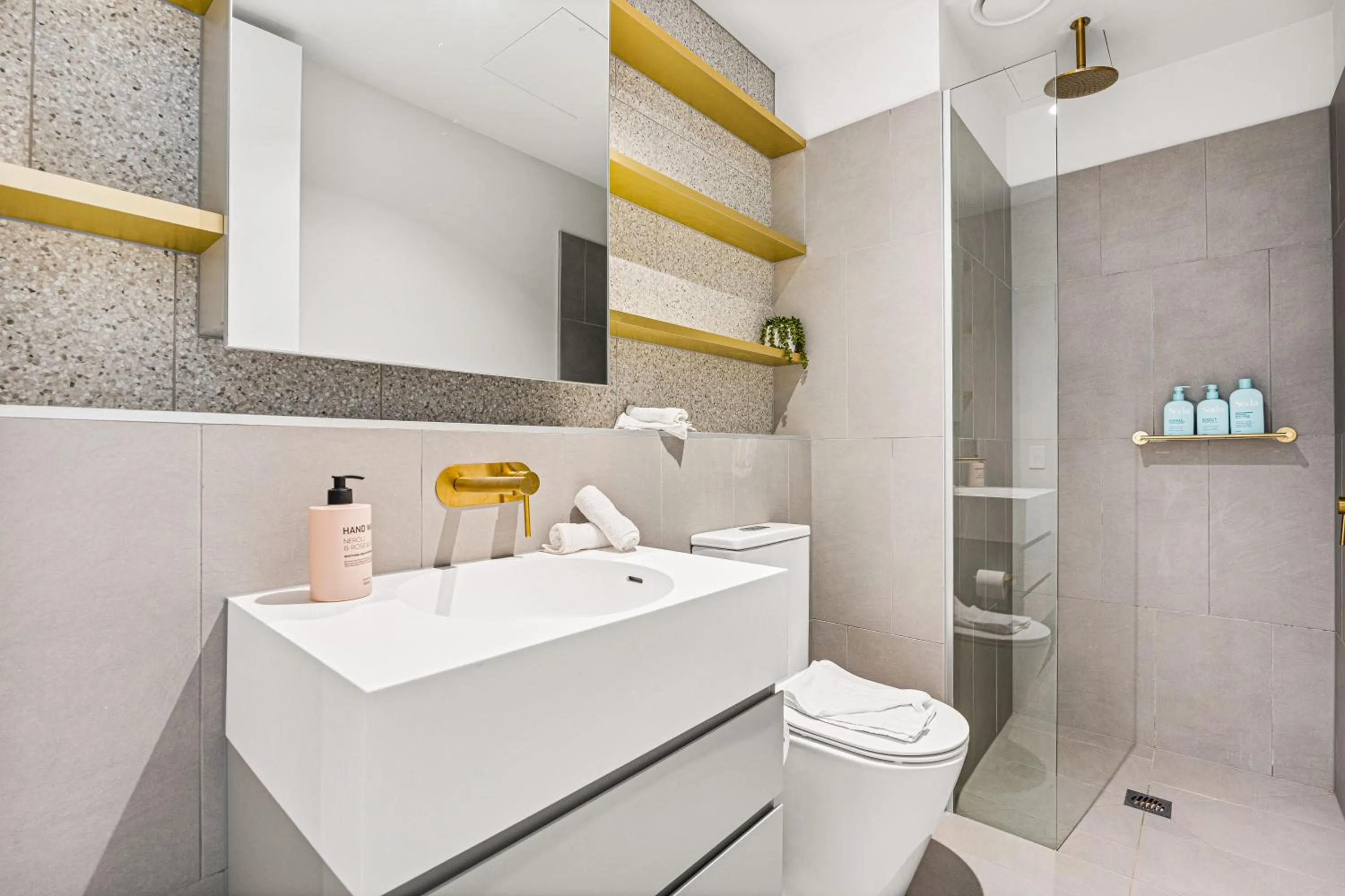 Shower in Paragon Apartments by CLLIX