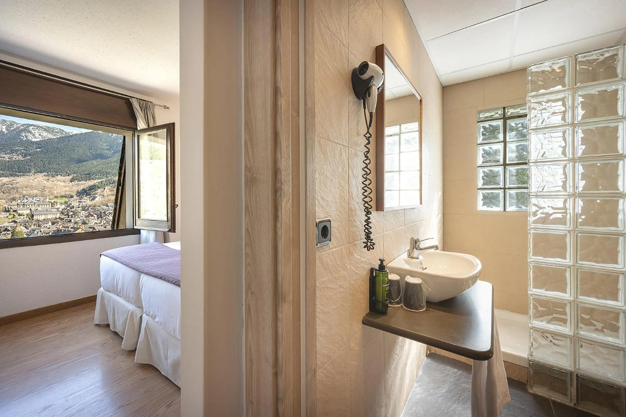 Bathroom, Bed in Hotel Blu Aran