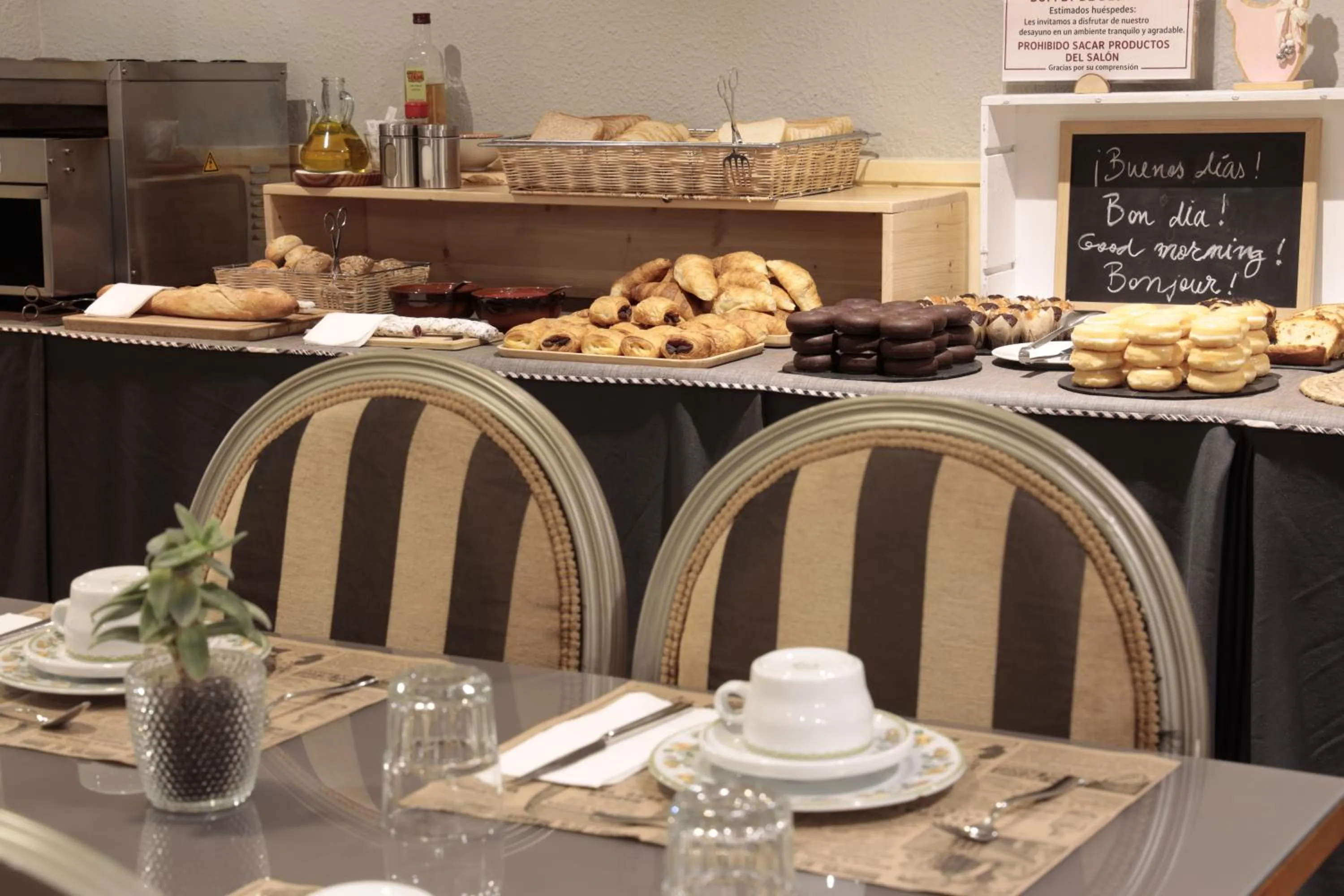 Restaurant/places to eat in Hotel Blu Aran