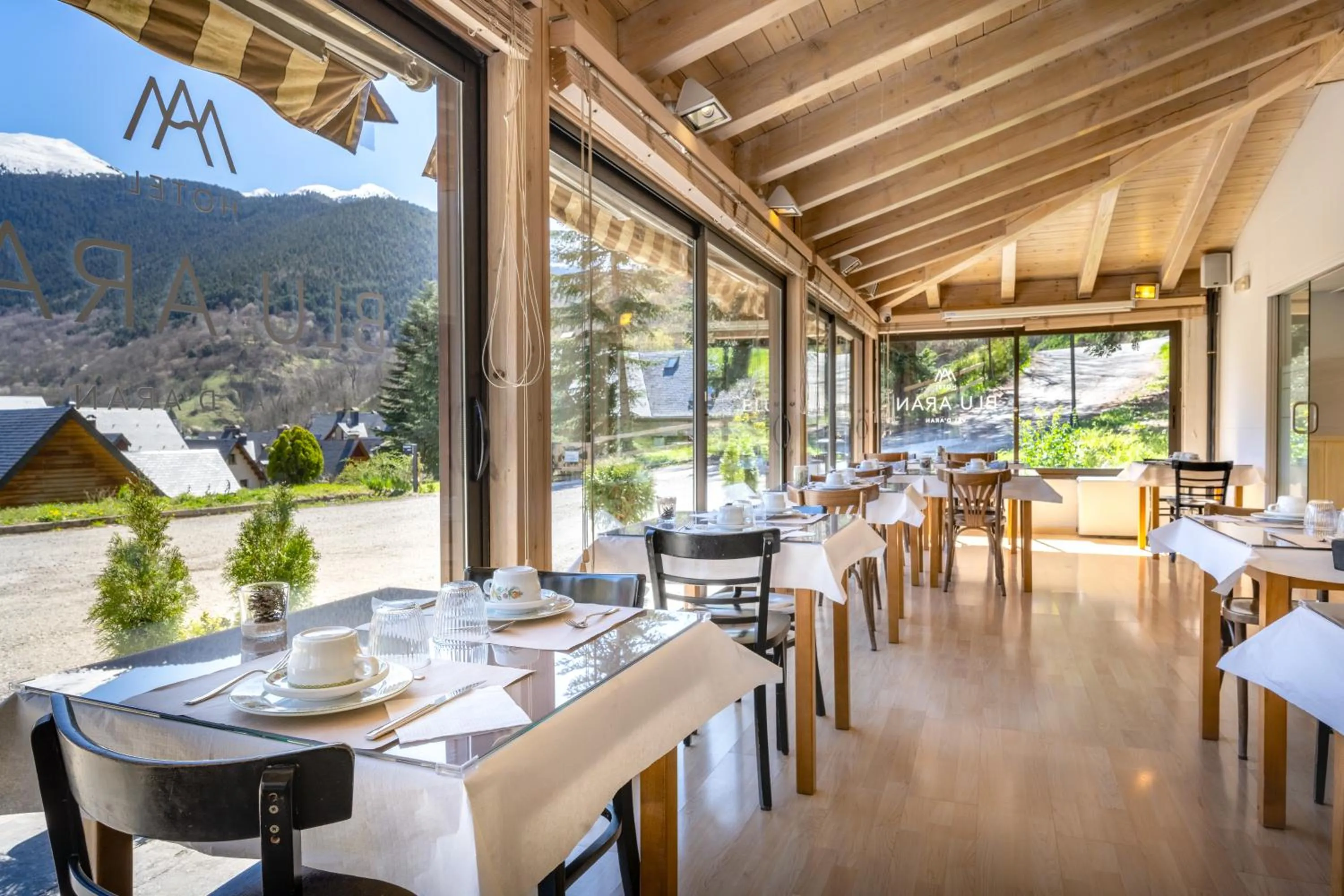 Restaurant/places to eat in Hotel Blu Aran