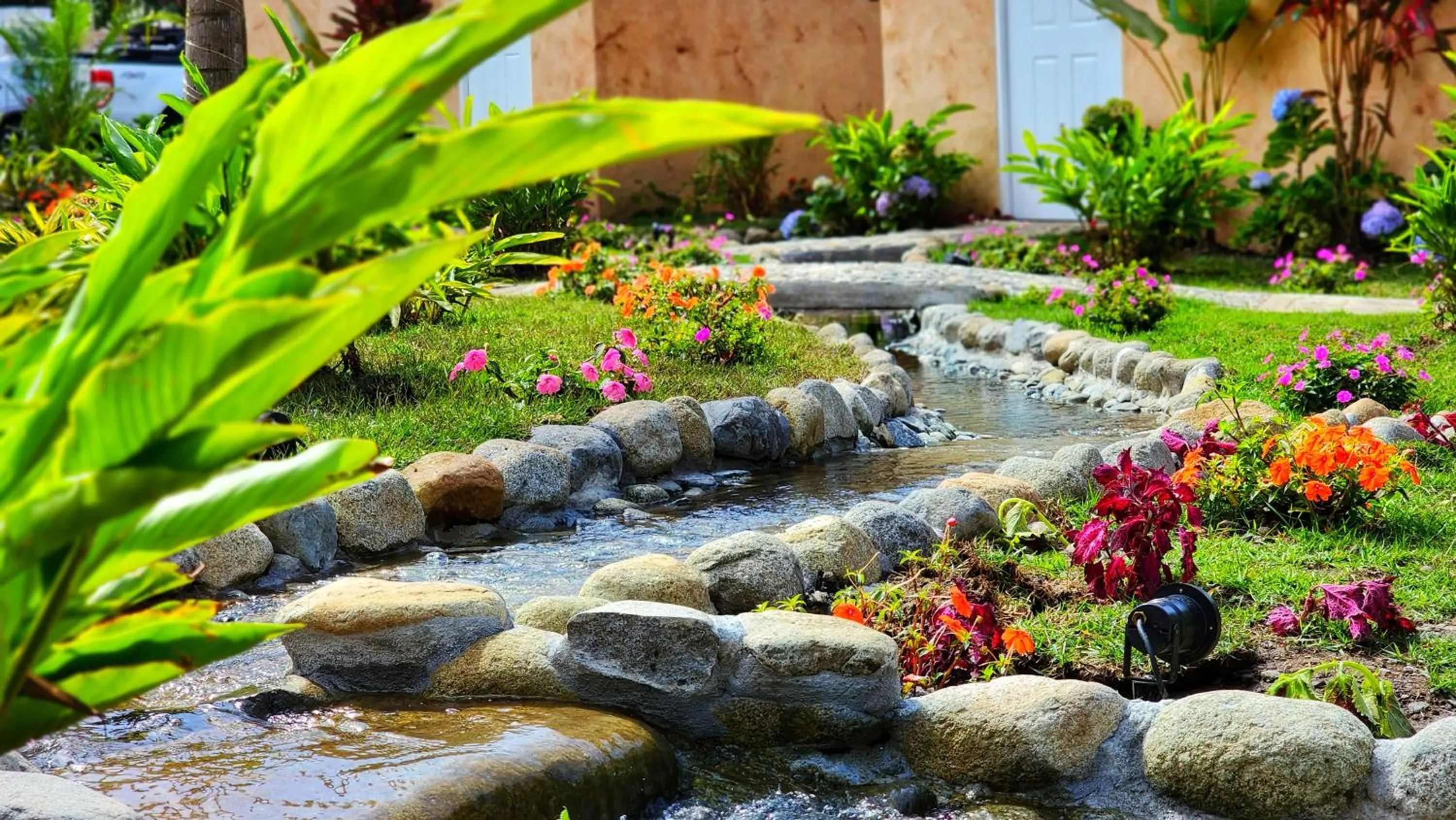 Garden in Rio Verde by Villa Alejandro