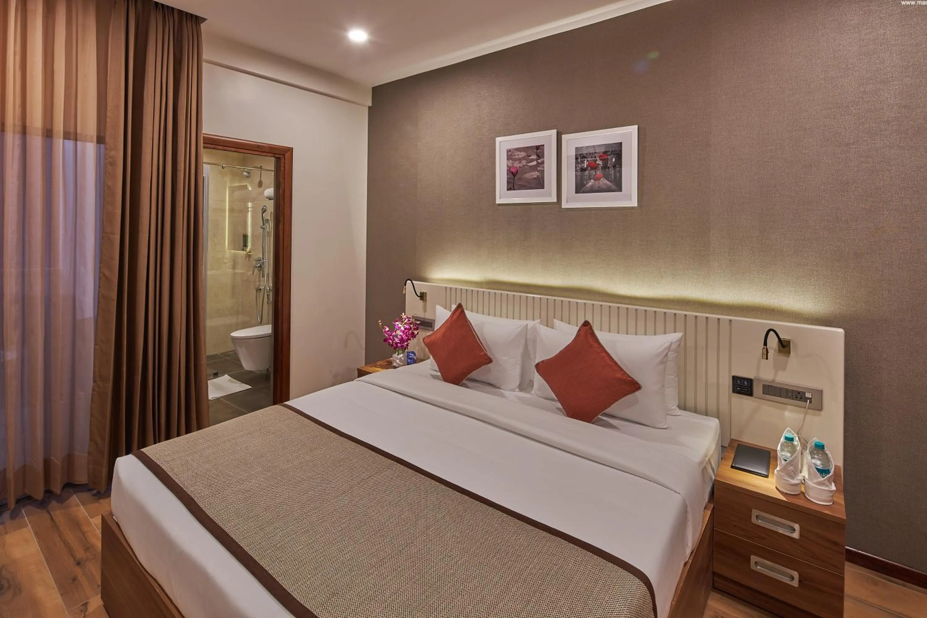 Bedroom, Bed in Regenta Inn Grand-ORR, Mahadevapura