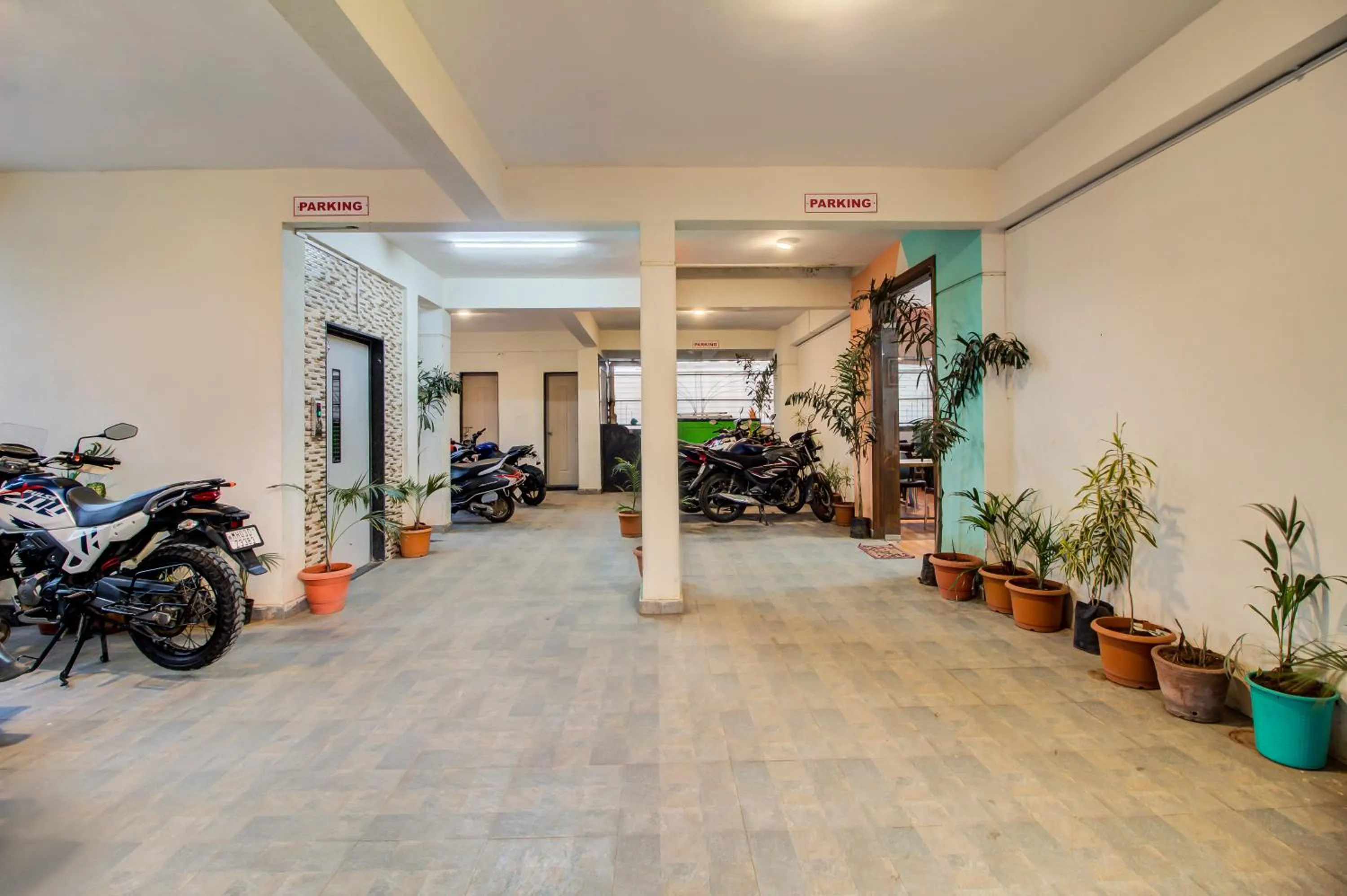 Parking in Hotel Elegant Lodging