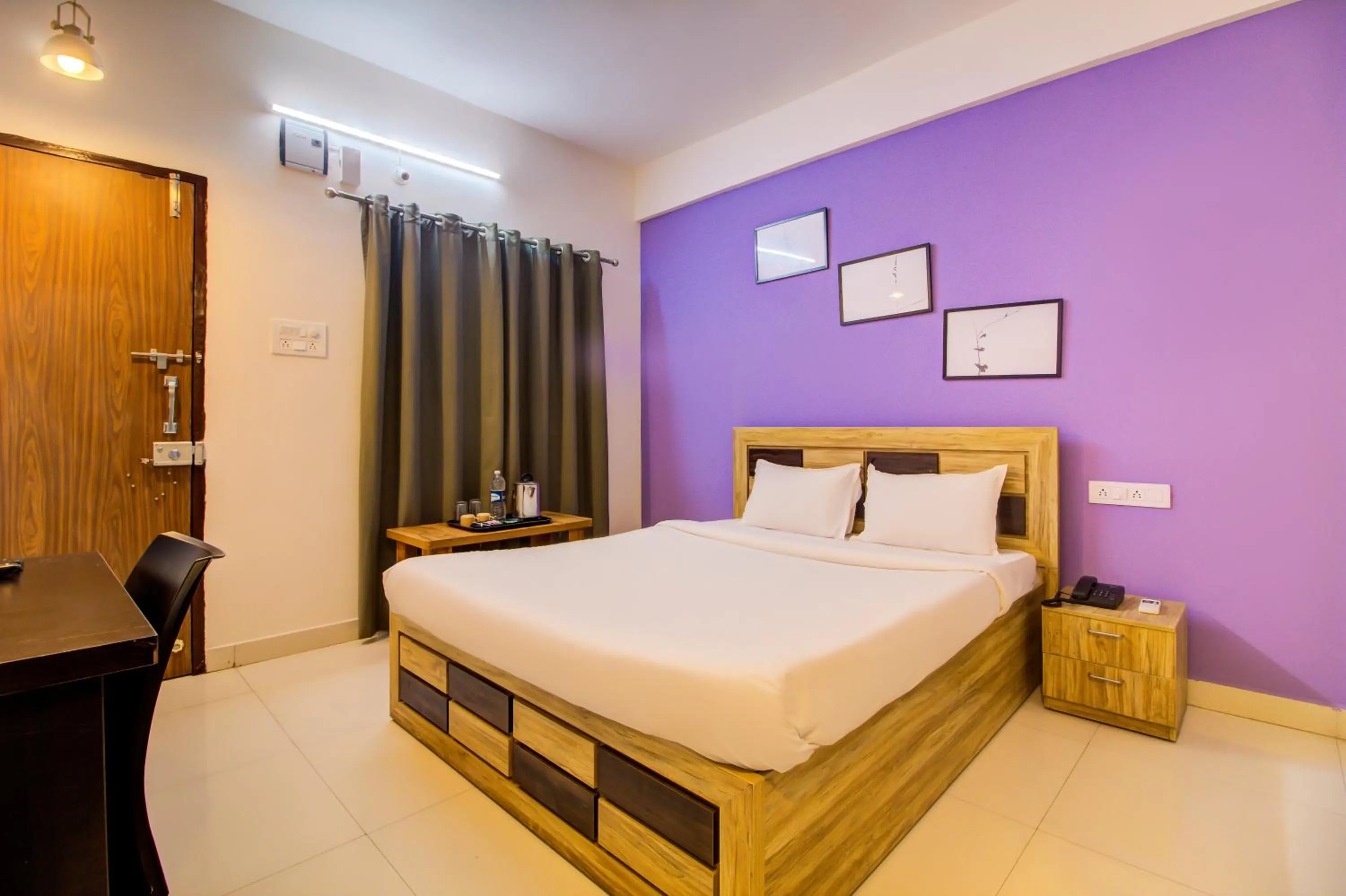 Bed in Hotel Elegant Lodging