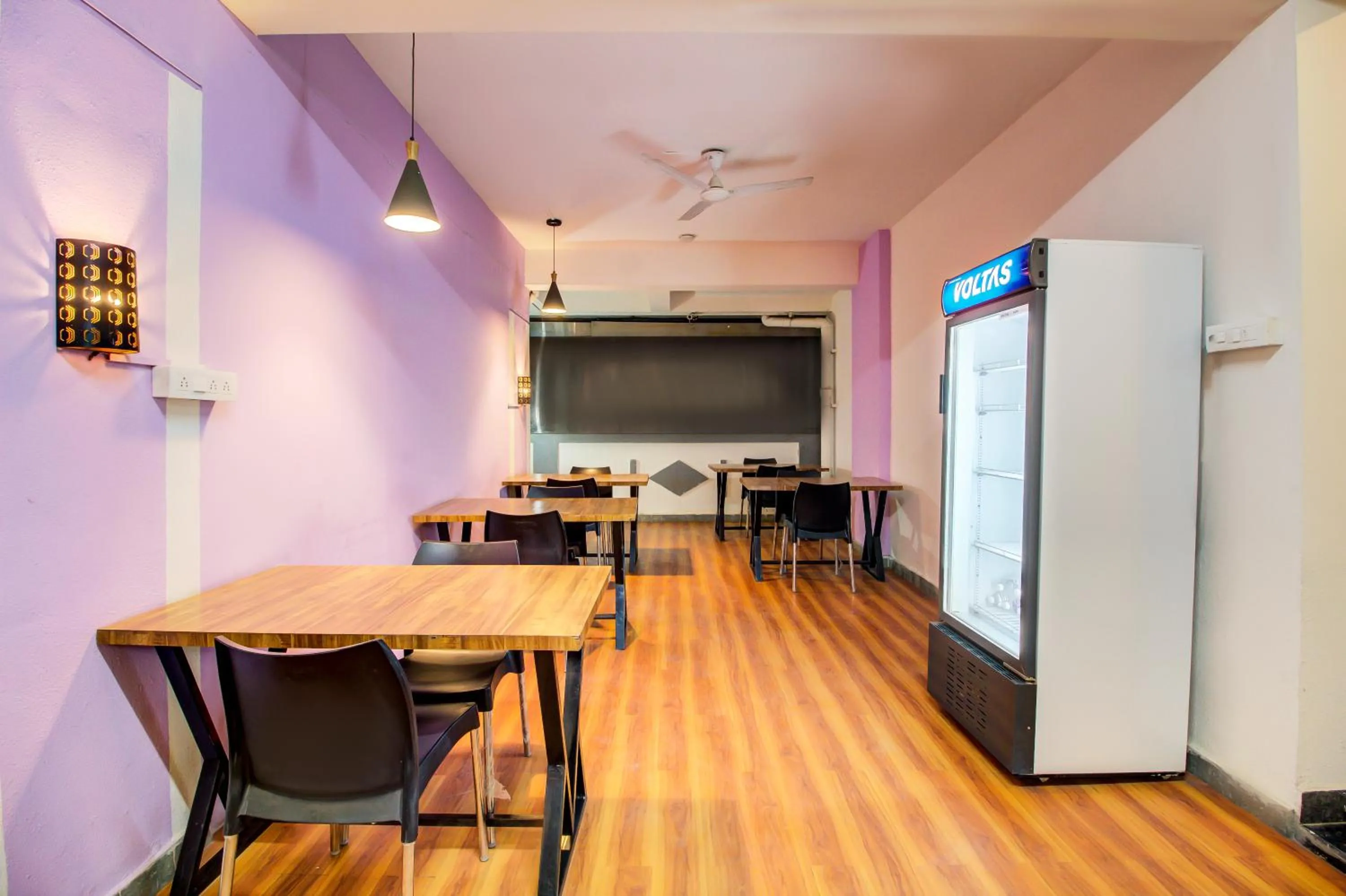 Restaurant/places to eat in Hotel Elegant Lodging