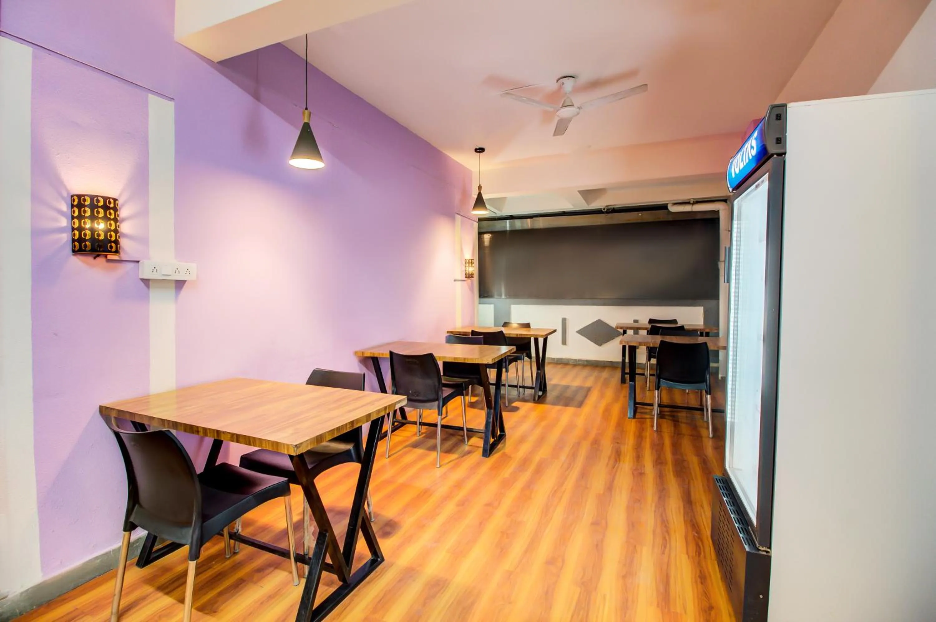 Restaurant/places to eat in Hotel Elegant Lodging