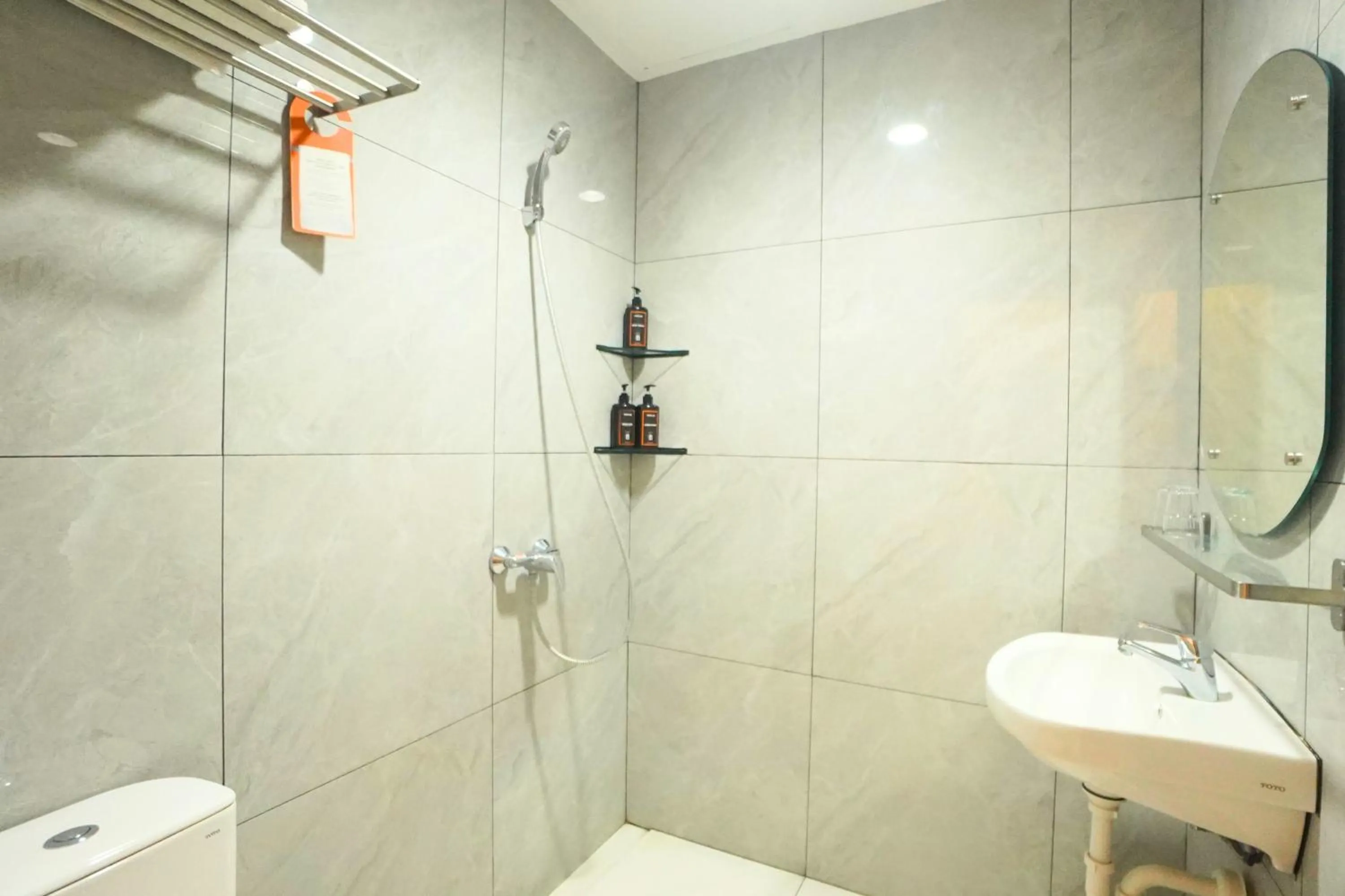 Bathroom in Front One Hotel Pasir Koja Bandung