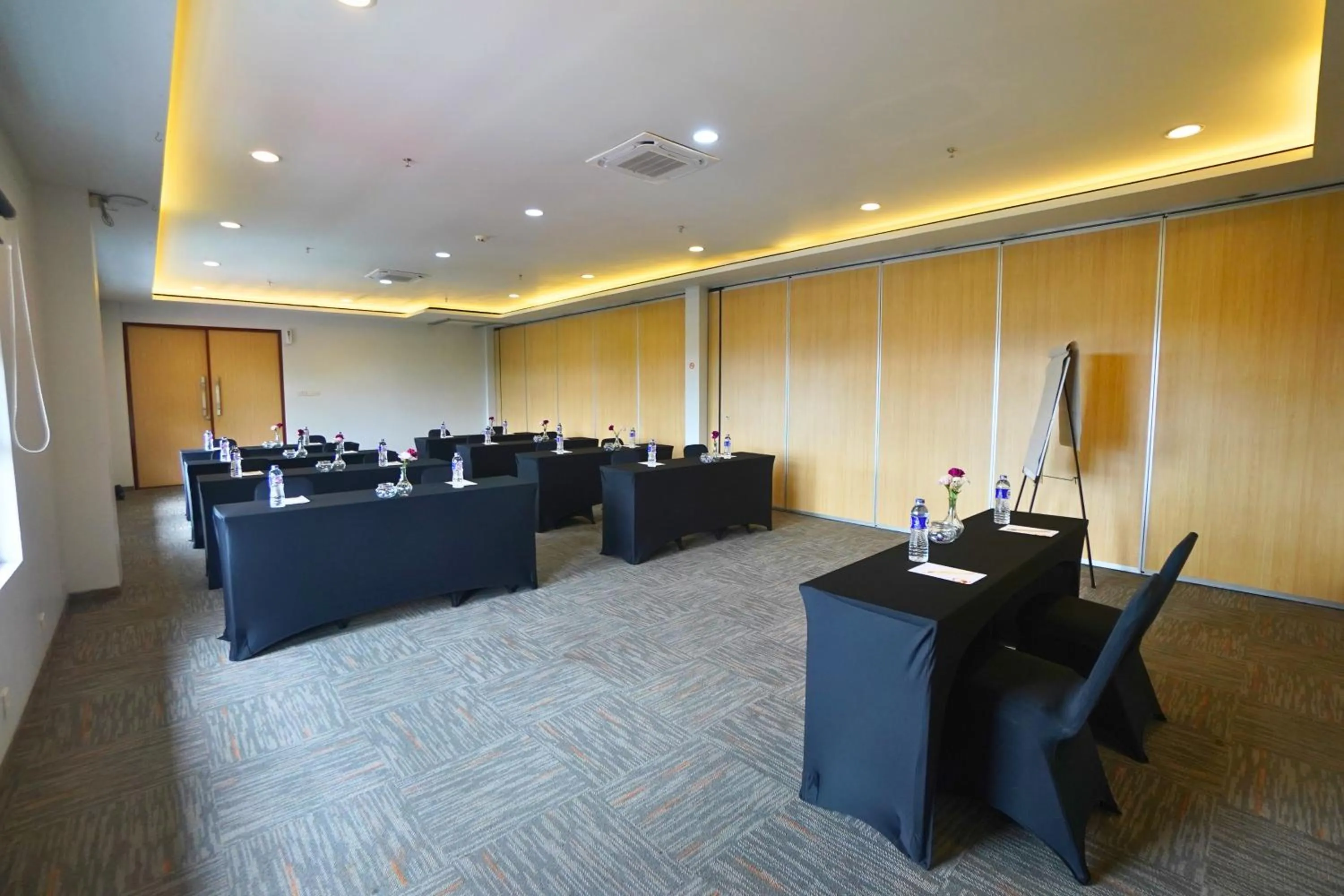 Meeting/conference room in Front One Hotel Pasir Koja Bandung