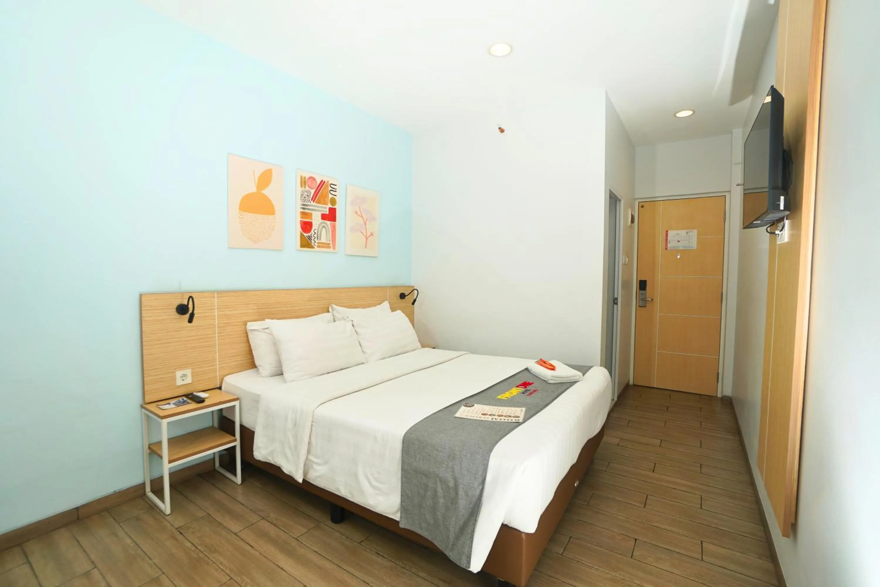 Bedroom, Bed in Front One Hotel Pasir Koja Bandung