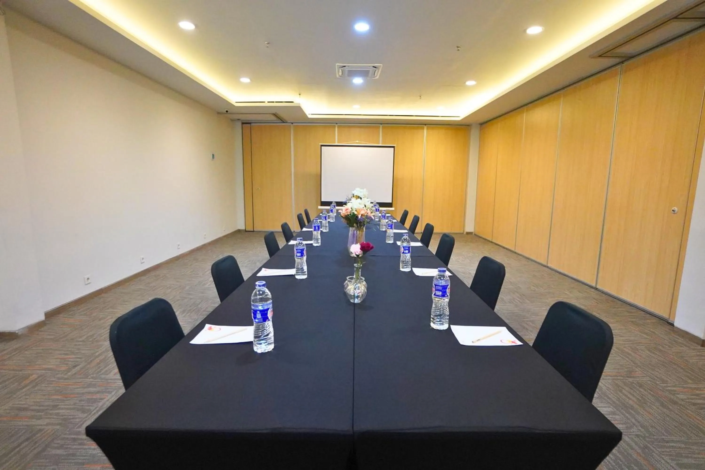 Meeting/conference room in Front One Hotel Pasir Koja Bandung