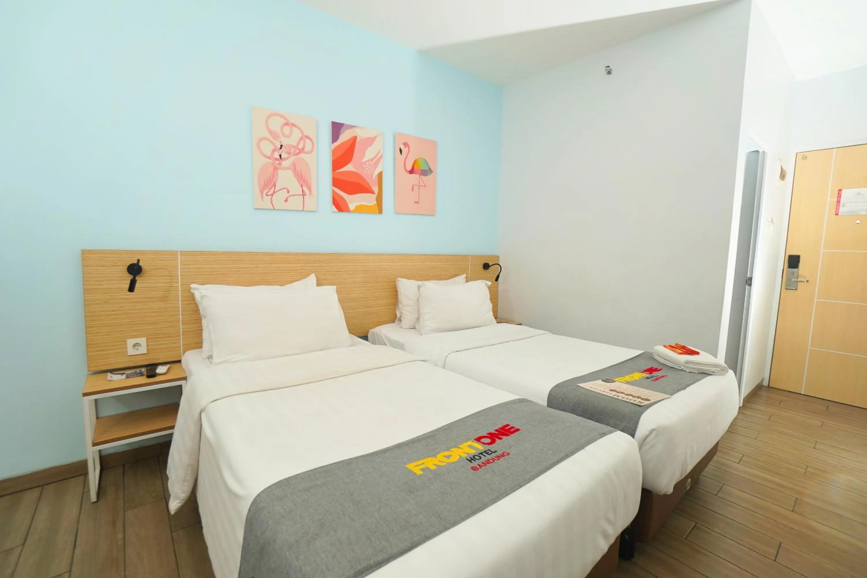 Bedroom, Bed in Front One Hotel Pasir Koja Bandung