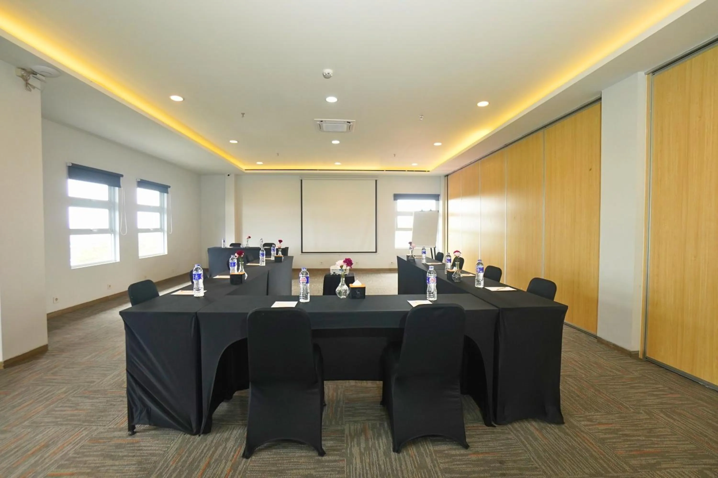 Meeting/conference room in Front One Hotel Pasir Koja Bandung