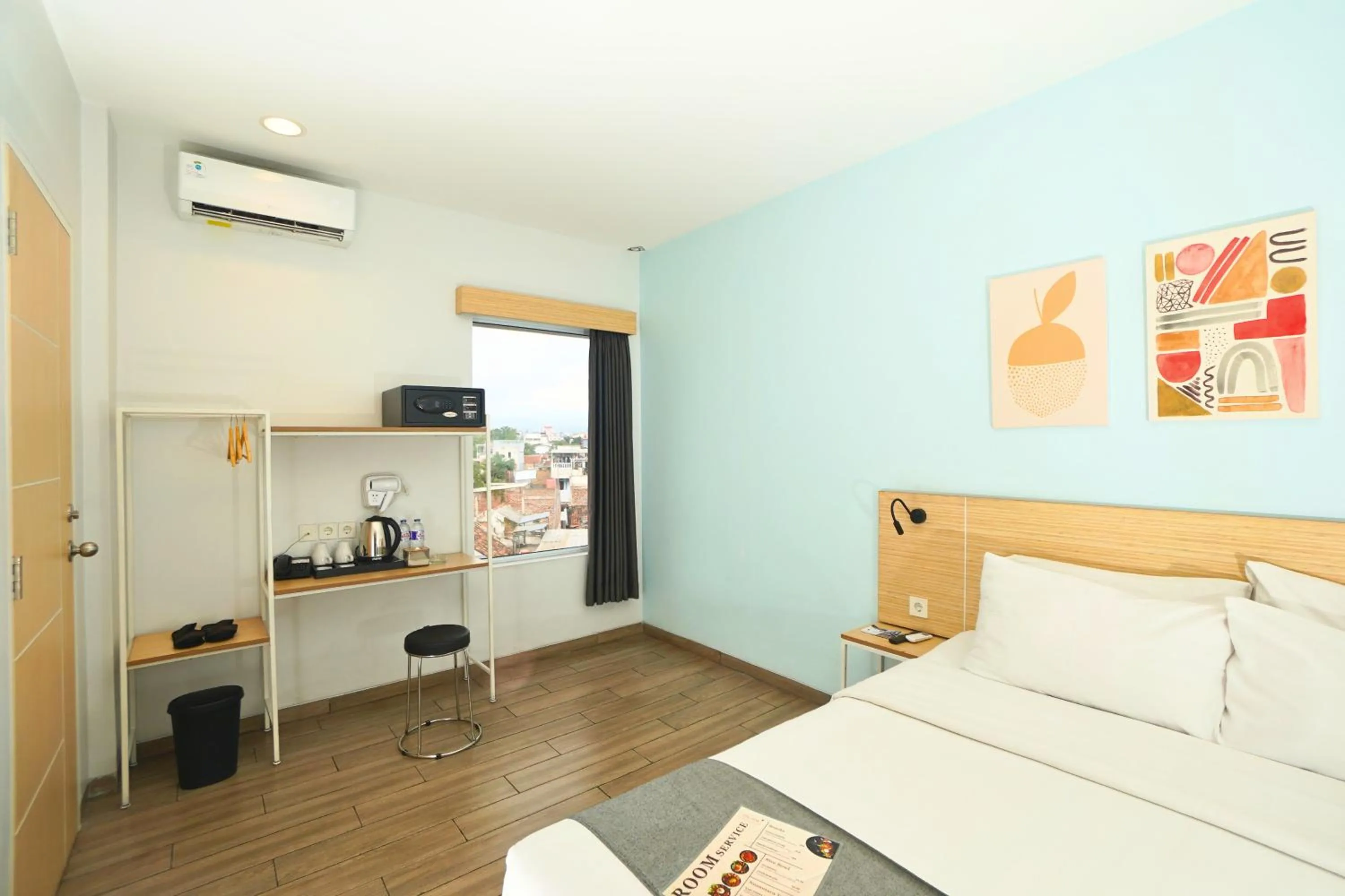 Bedroom, Bed in Front One Hotel Pasir Koja Bandung