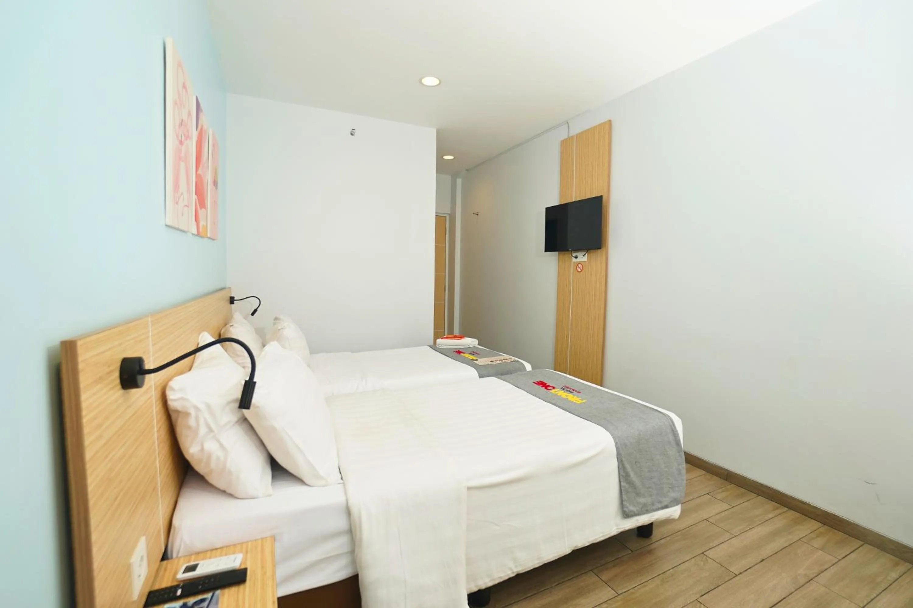 Bedroom, Bed in Front One Hotel Pasir Koja Bandung