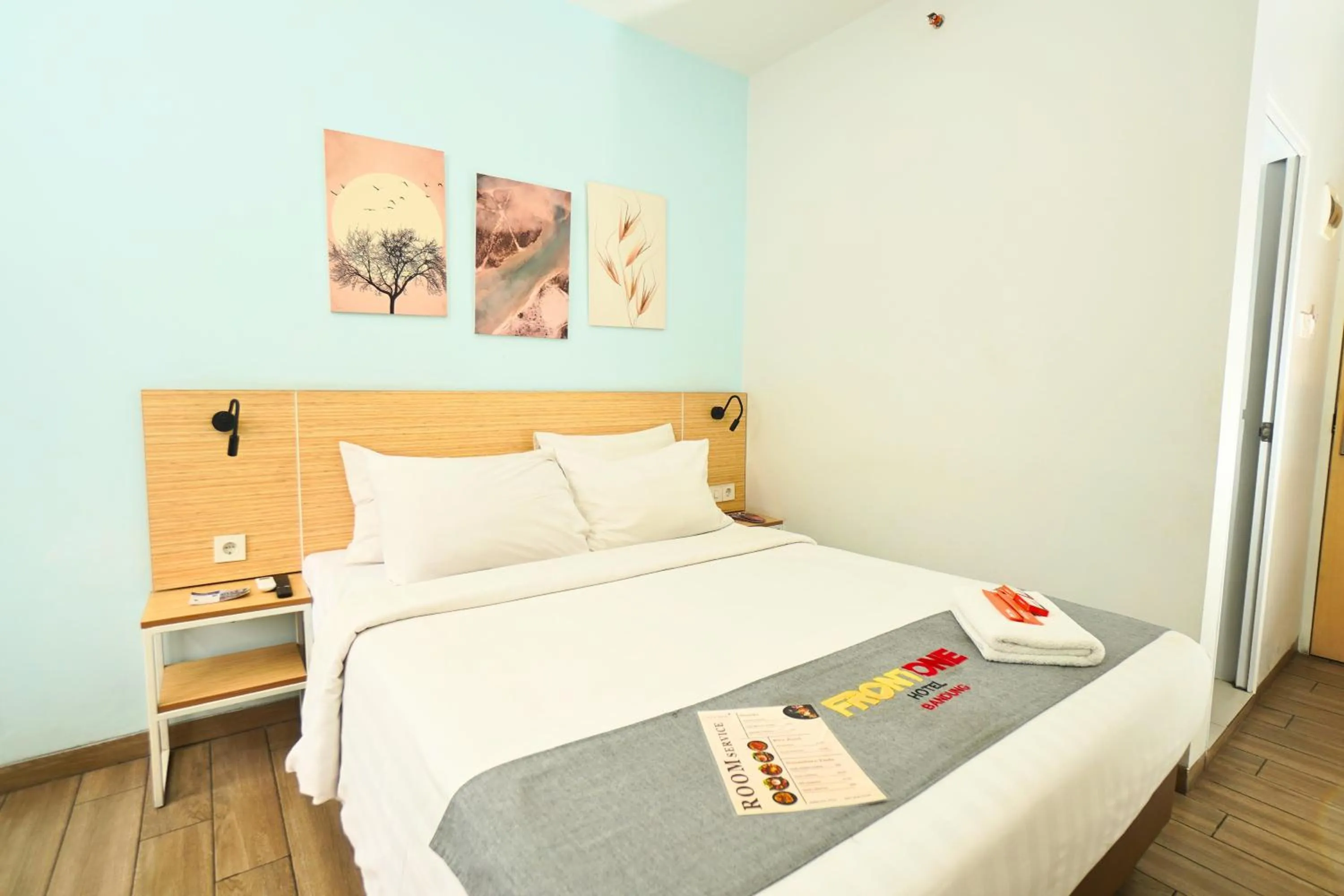 Bedroom, Bed in Front One Hotel Pasir Koja Bandung